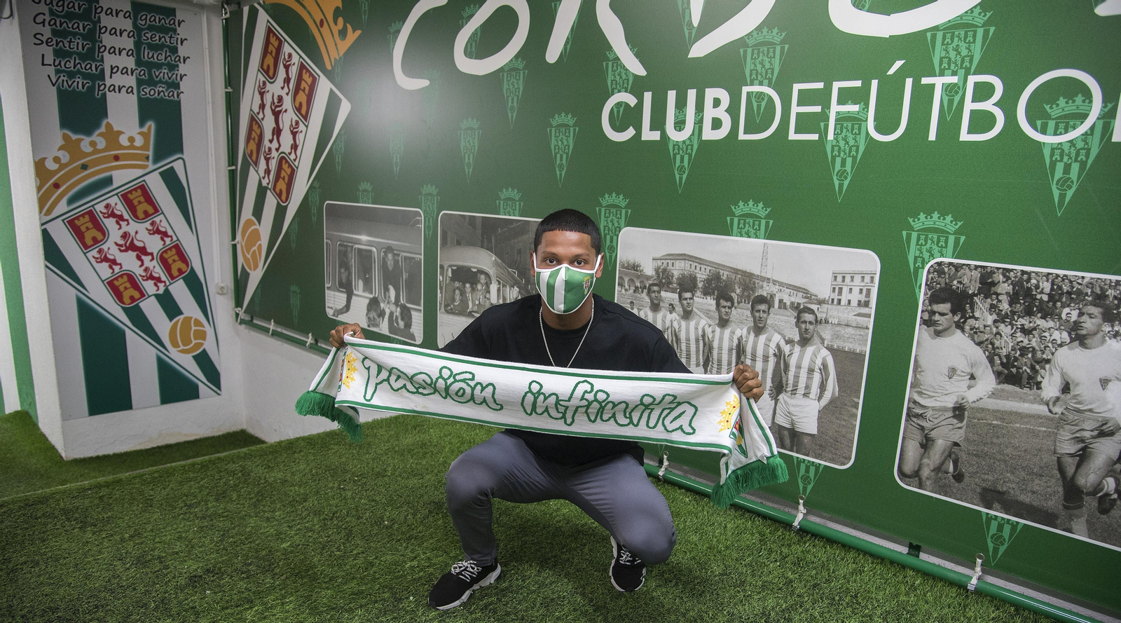 La fotos de la presentación de Darren Sidoel con el Córdoba CF