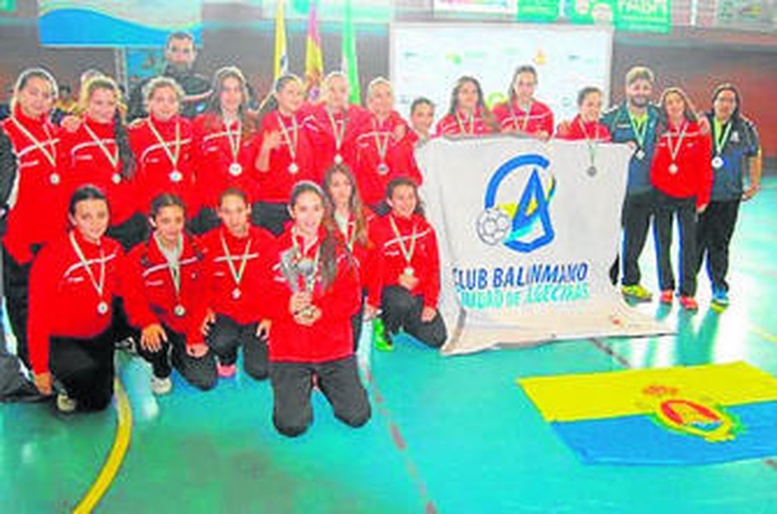 El equipo infantil femenino del Ciudad de Algeciras posa con sus medallas y el título de subcampeón.