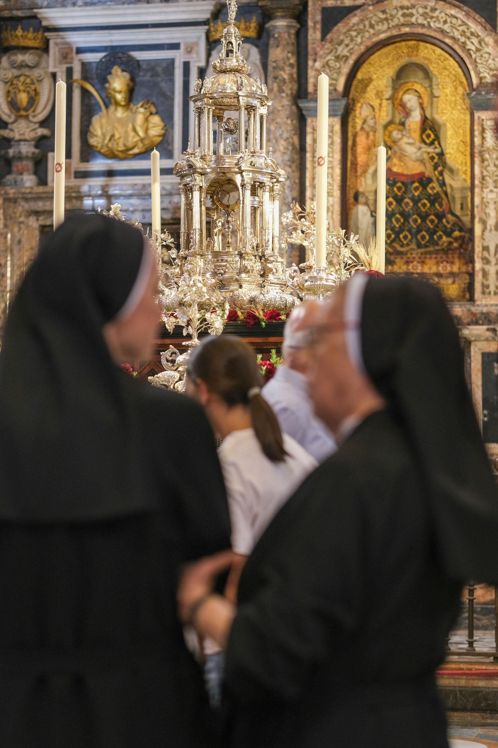 Preparativos, altares, escaparates, balcones para el Corpus