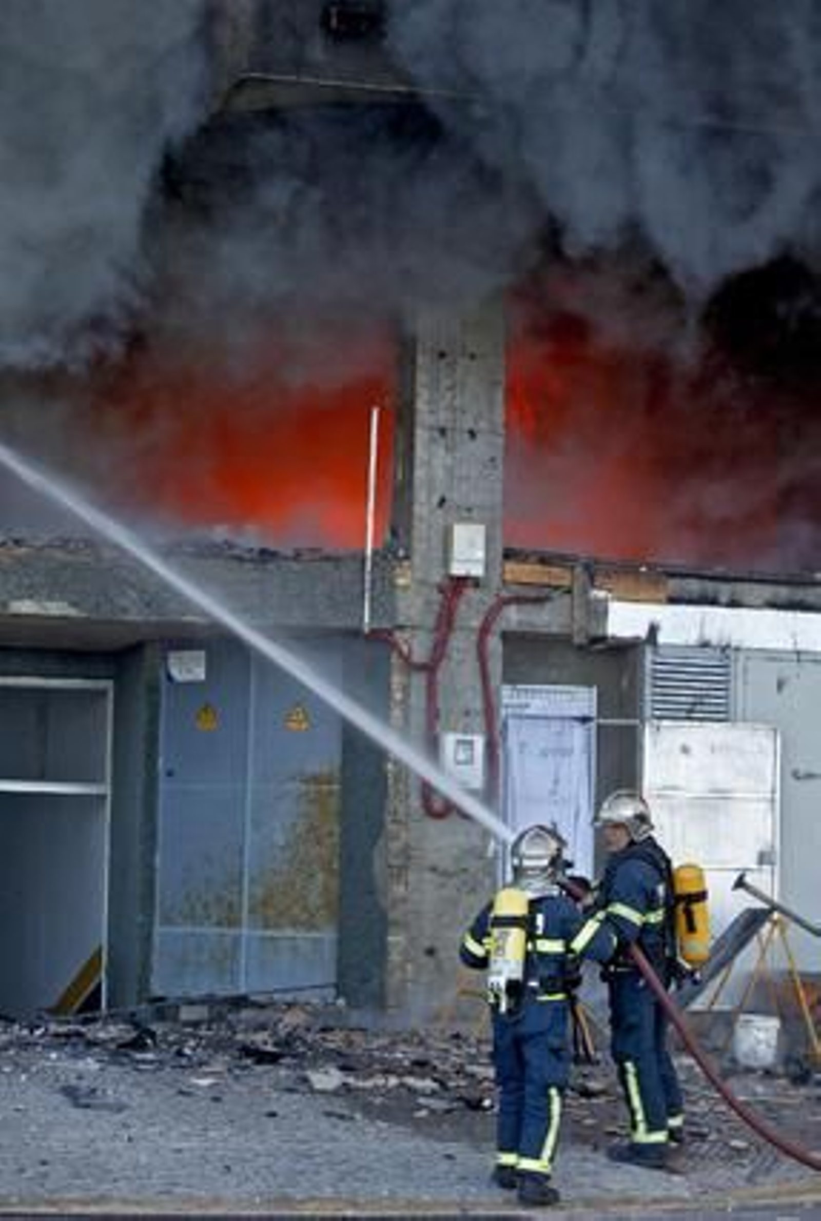 Espectacular incendio en un edificio de la calle Brasil. /Jesús Marín