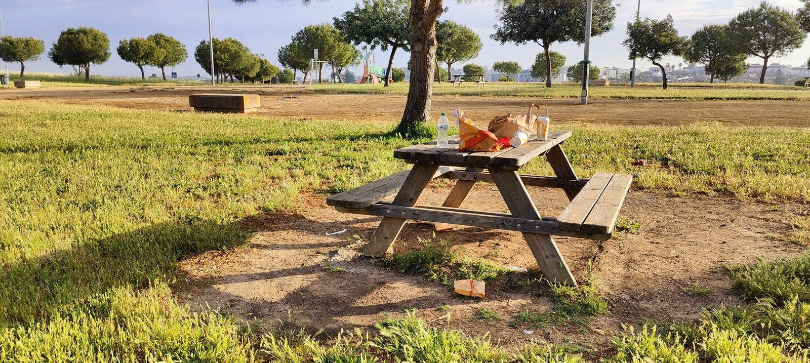 Una de las mesas de picnic cubiertas de restos de comida en la Laguna de Torrox