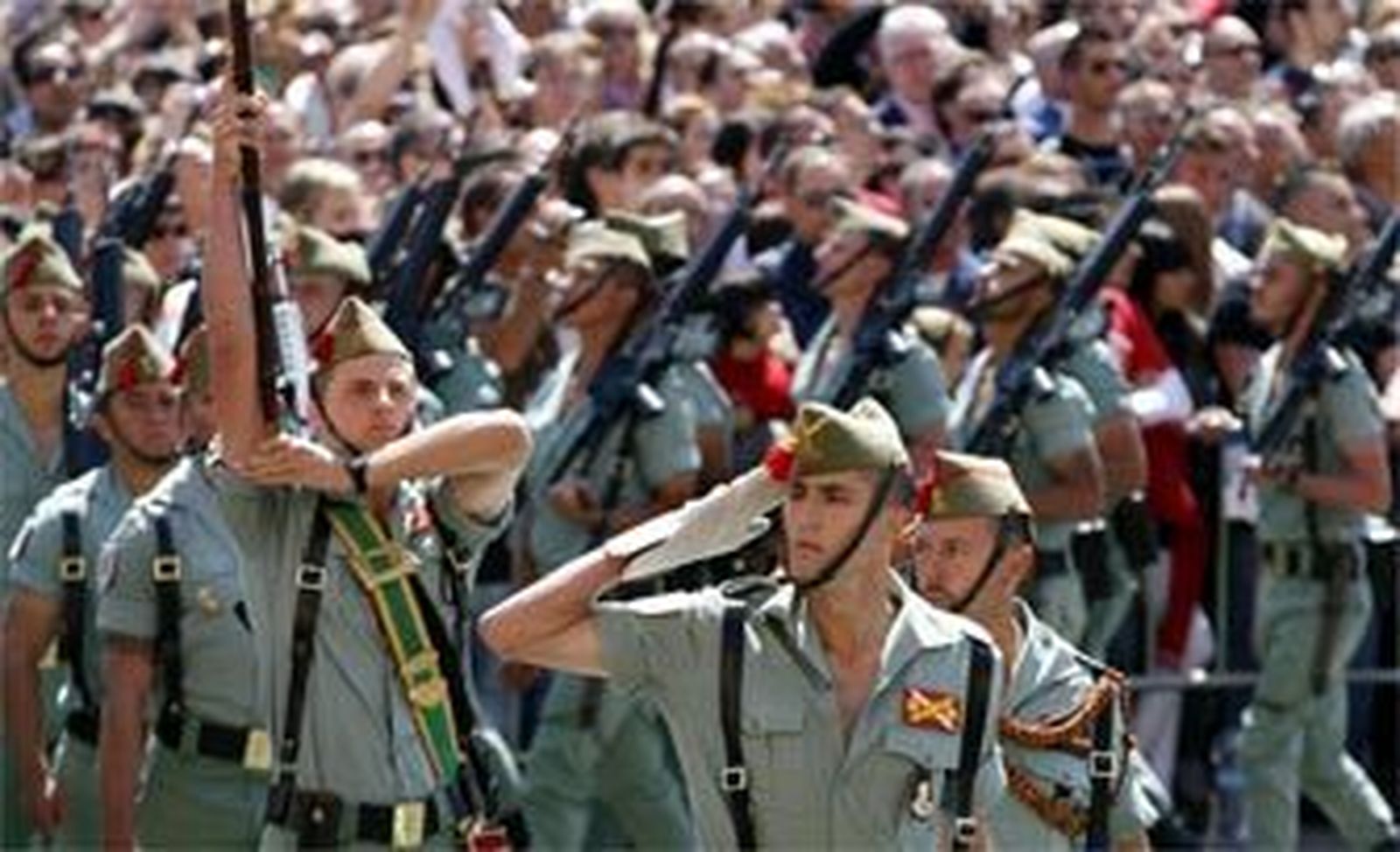 Miles de personas asisten al desembarco de la Legión en Málaga