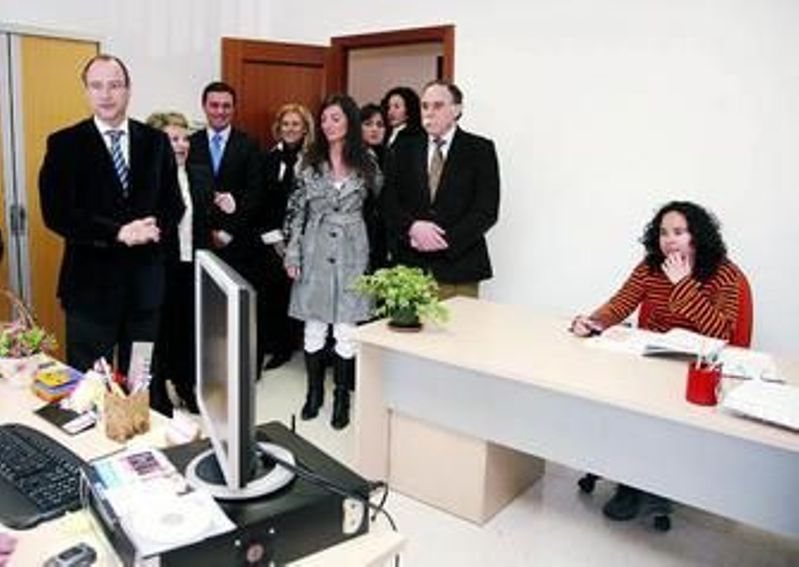 Rodríguez-Comendador, Rosario Soto y Luis López, junto con otros políticos, recorrieron el nuevo centro.