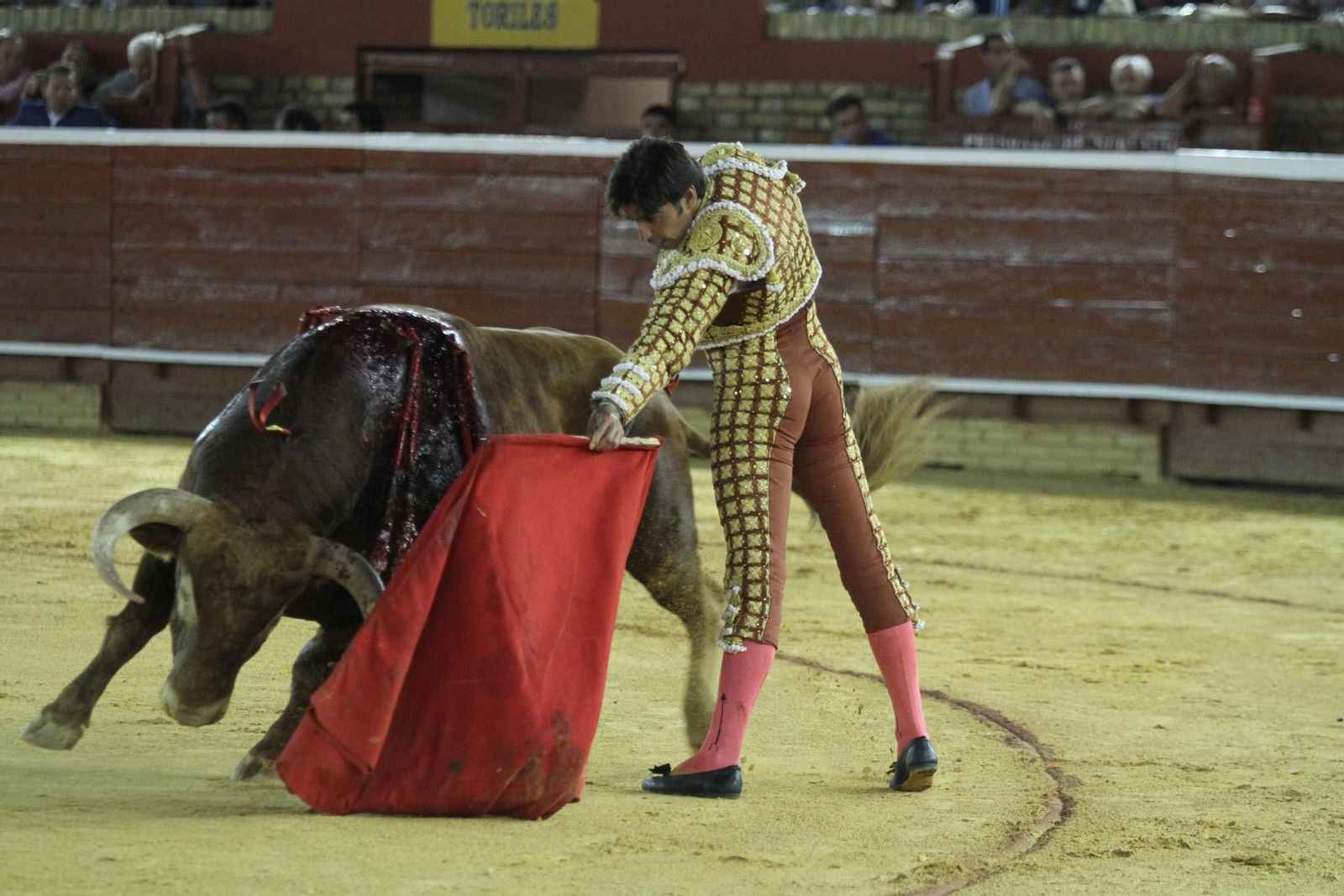 Imágenes de la faena de Miguel Angel Perera en el coso Onubense.