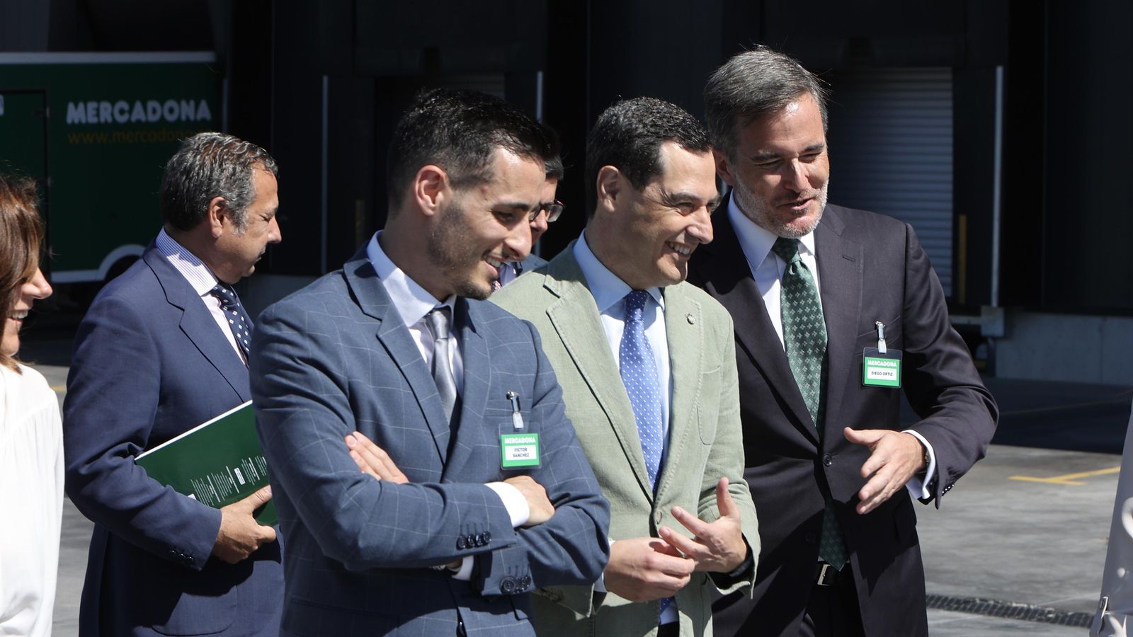 Víctor Sánchez, director de la Colmena de Sevilla; Juanma Moreno, presidente de la Junta de Andalucía, y Diego Ortiz, director de Relaciones Externas de Mercadona en Andalucía, Ceuta y Melilla Víctor Sánchez, director de la Colmena de Sevilla; Juanma Moreno, presidente de la Junta de Andalucía, y Diego Ortiz, director de Relaciones Externas de Mercadona en Andalucía, Ceuta y Melilla