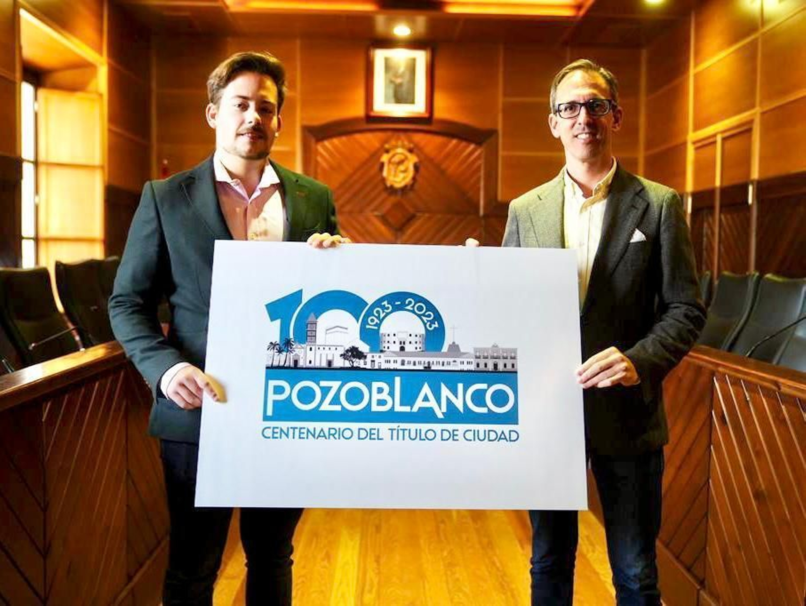 Alberto Villarejo y Santiago Cabello muestran el logo del centenario.