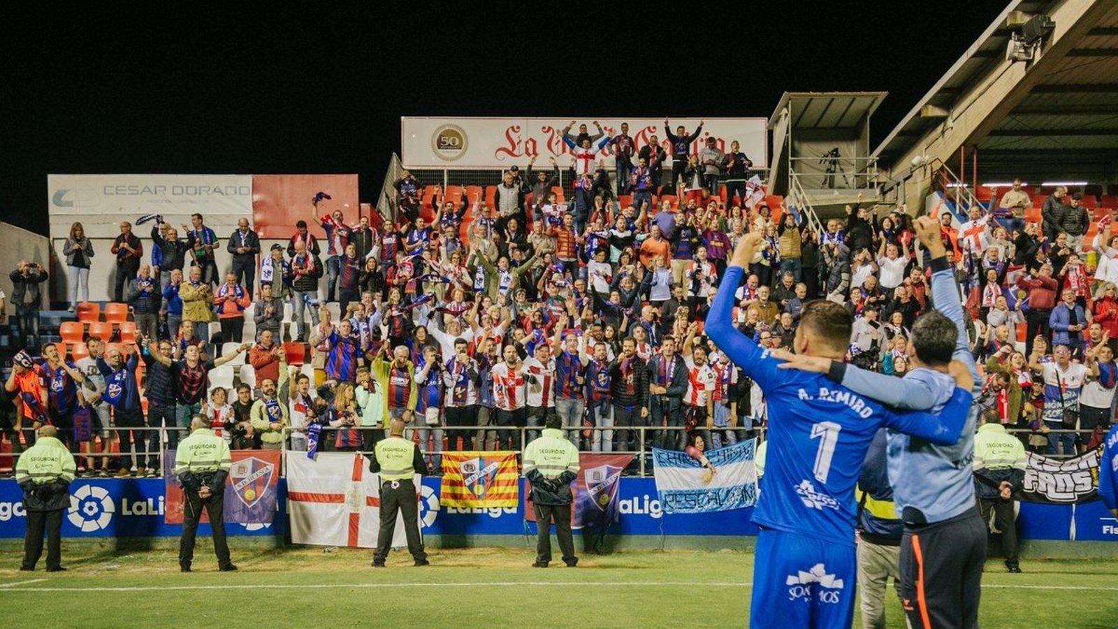 Jugadores y aficionados del Huesca celebrando juntos la salvación del equipo en la temporada pasada.