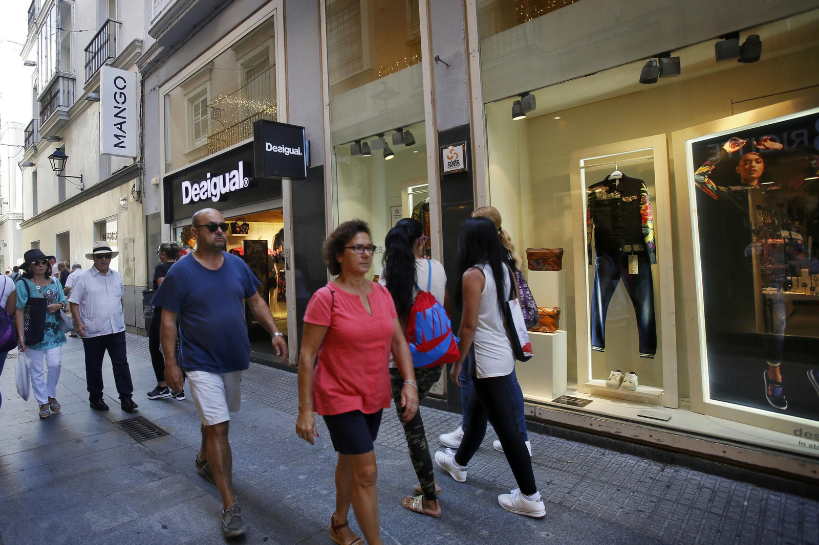 Columela es una de las calles más comerciales de la ciudad.