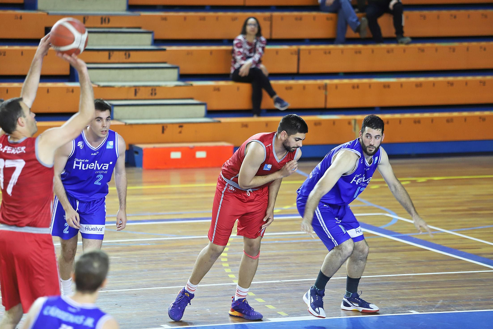 Imágenes del partido de baloncesto entre el Ciudad de Huelva y el Colegio El Pinar.