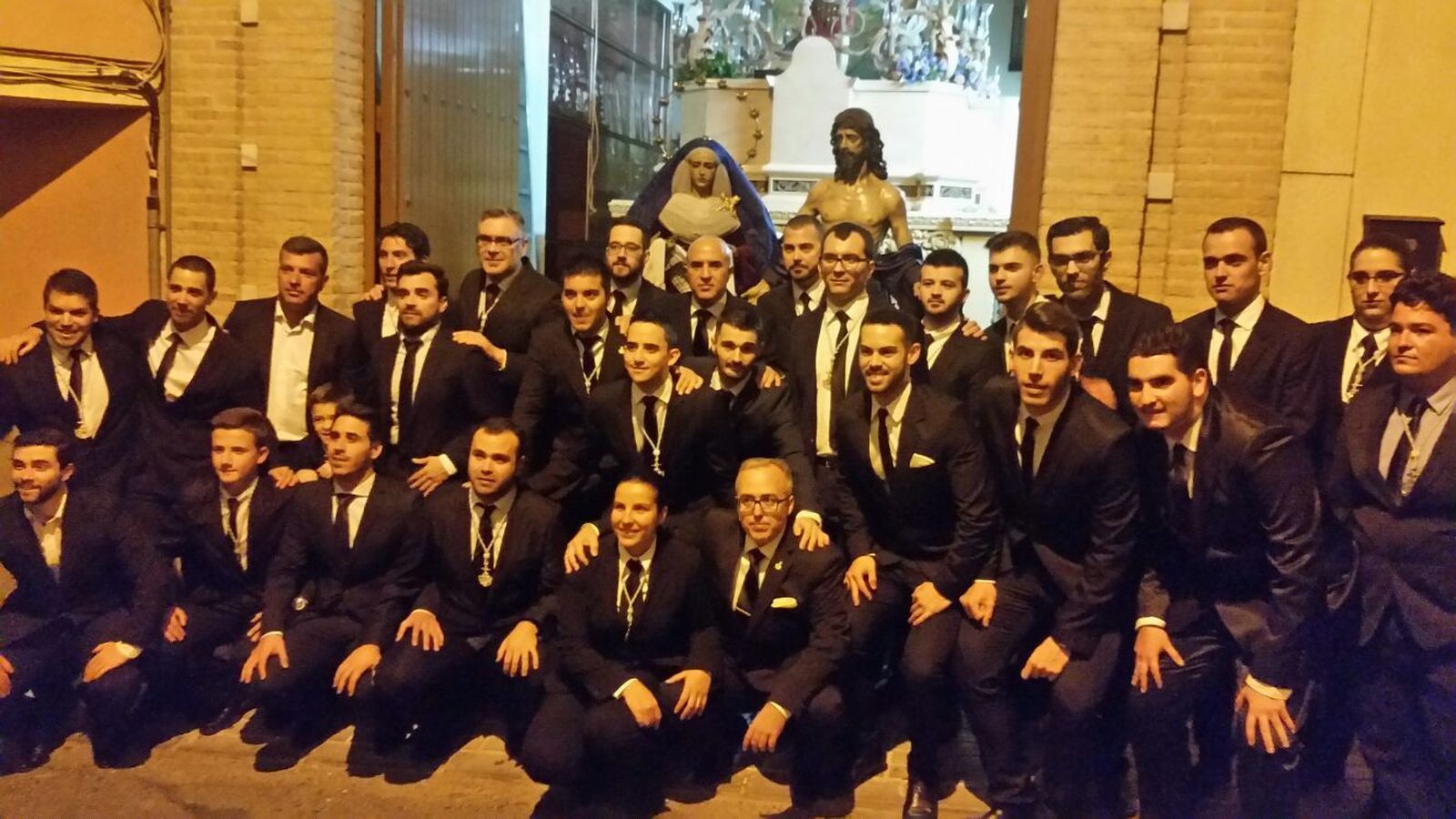 Parte de la cuadrilla en uno de los cultos al Señor de la Misericordia.