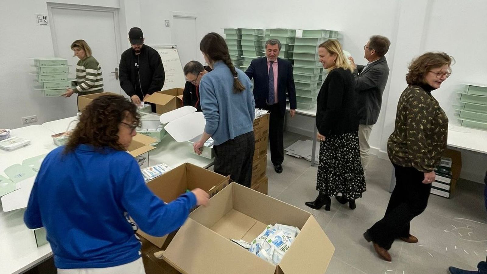 Representes institucionales visitan el centro ocupacional donde se preparan las canastillas infantiles de Bebé Innova en Jerez.