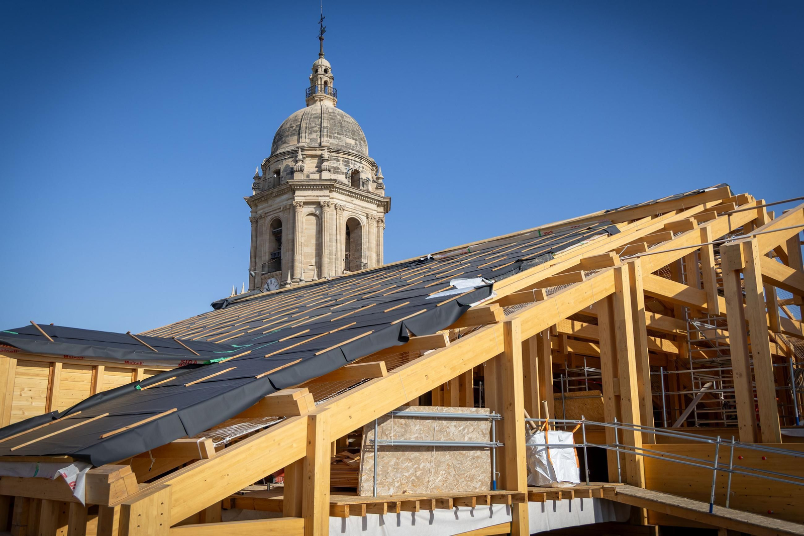 Las obras del tejado de la catedral de Málaga, en imágenes