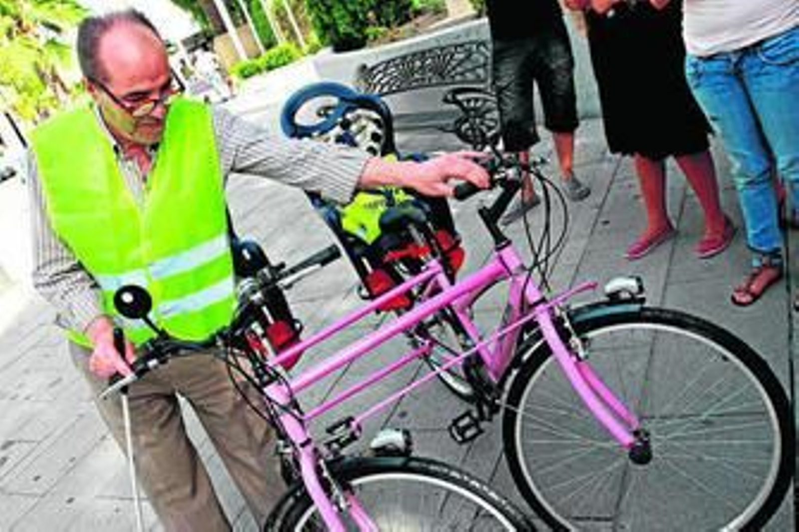 Faustino Blanco Macías, inventor de la bicicleta 'BMHU 2011' para ciegos y discapacitados.