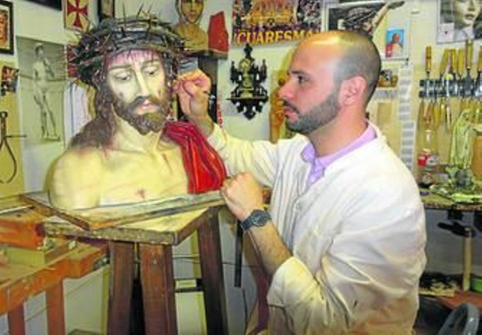 El artista Francisco Javier López del Espino, trabajando en una de sus obras.
