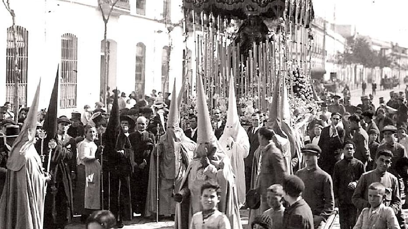 El palio de la Virgen del Refugio avanza durante su estación de penitencia