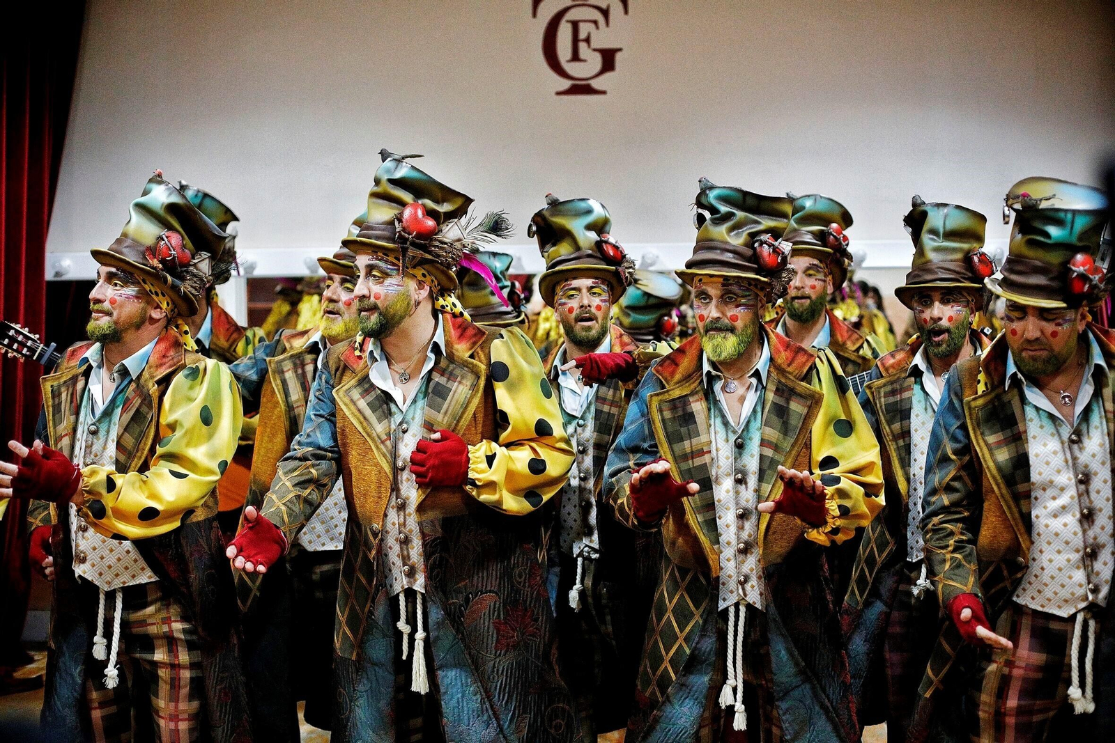 Comparsa 'Los poquito a poco' en camerinos