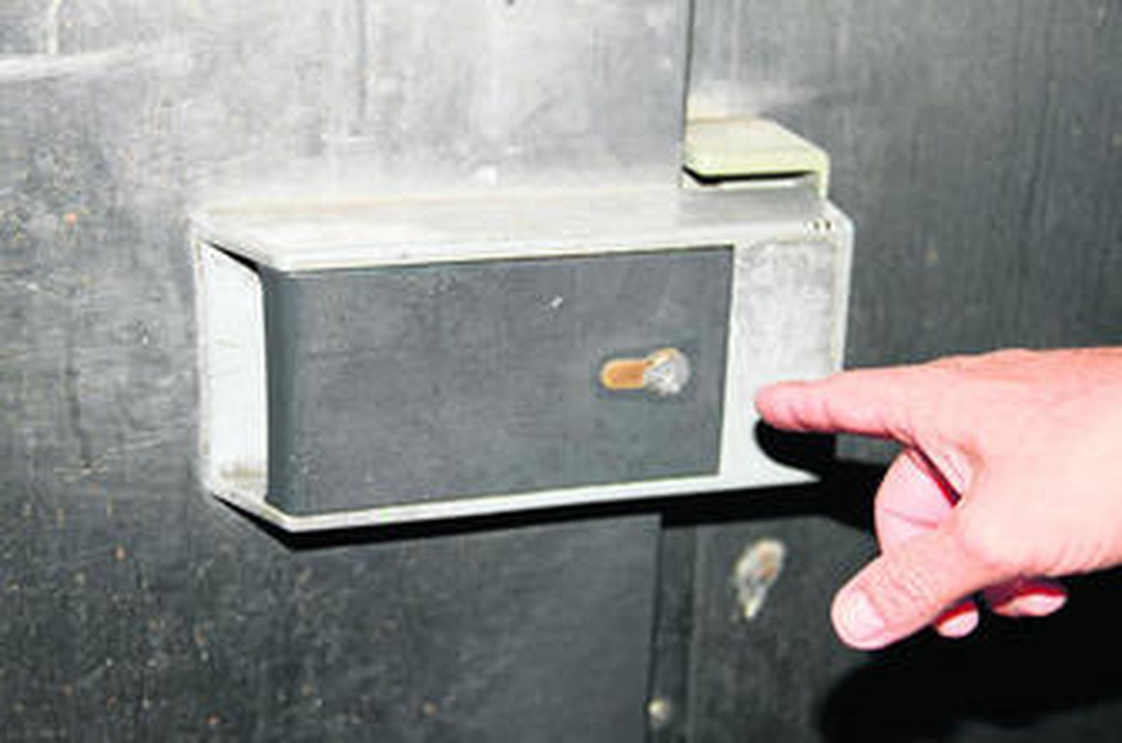 Las puertas de la sala de subastas amanecieron selladas con silicona.