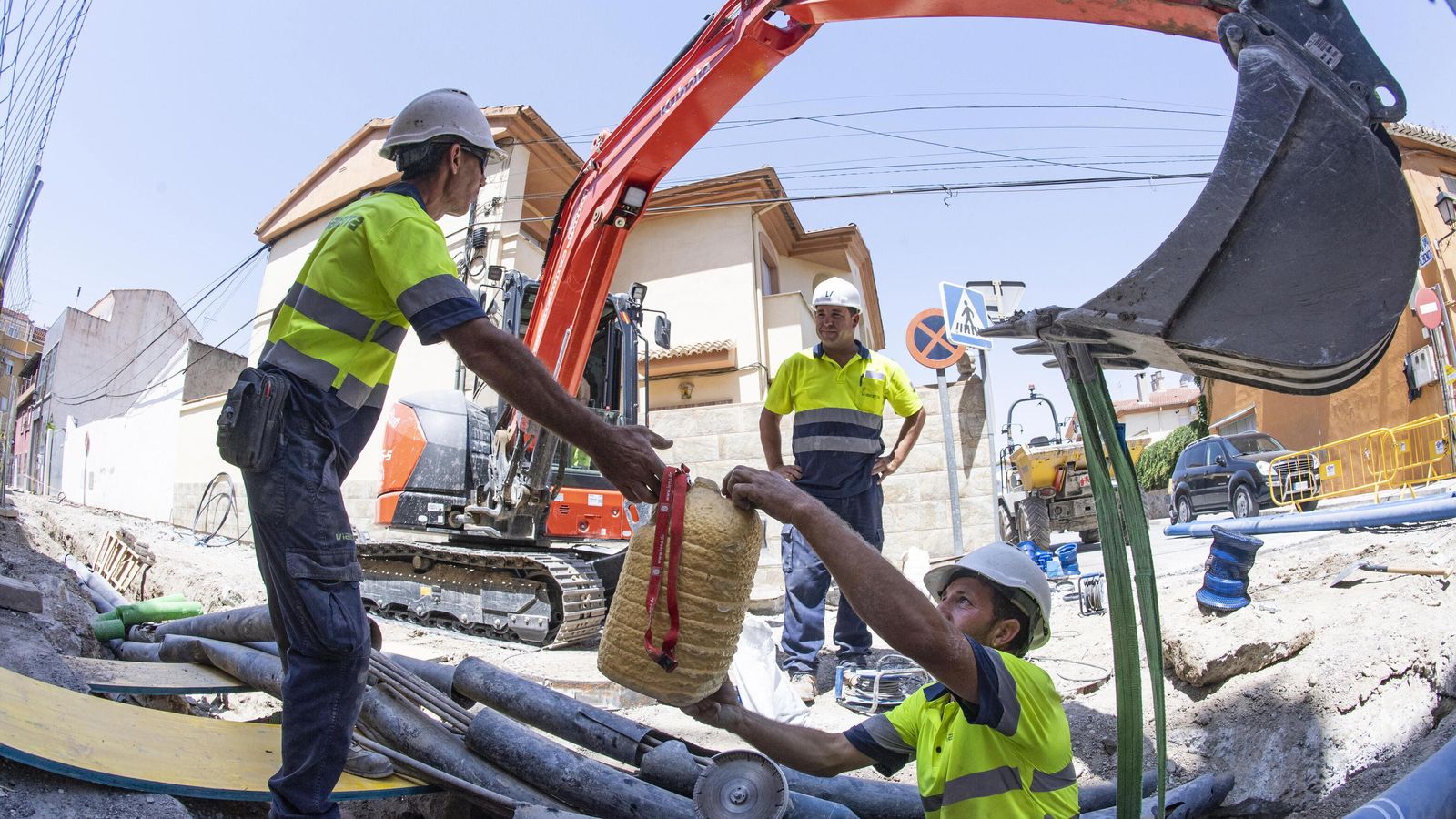 Operarios de la construcción realizando labores de canalización en plena ola de calor