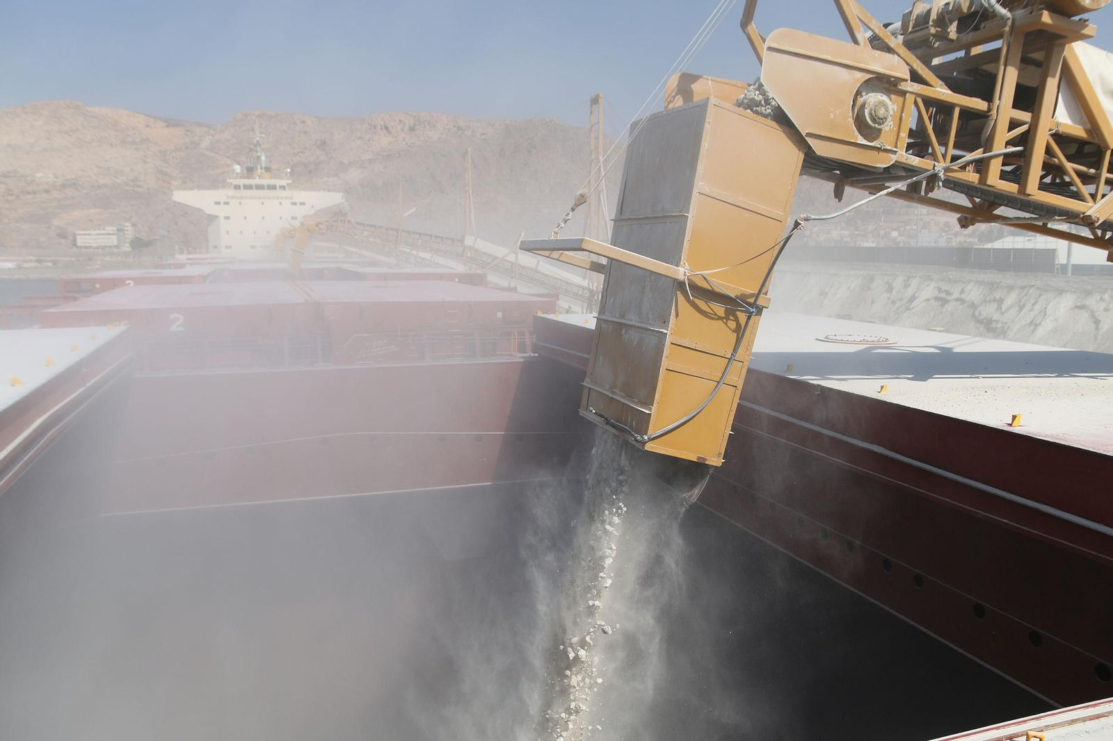 Así se carga en grandes barcos el yeso de Almería para exportarlo al extranjero