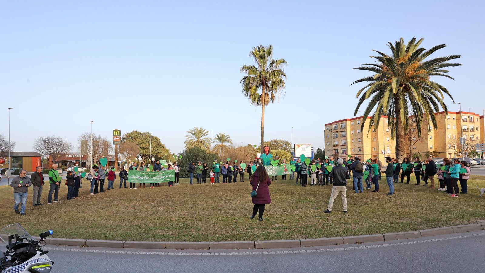 Concentración de Marea Verde Jerez para nombrar a la rotonda de la Escuela Pública en La Granja Concentración de Marea Verde Jerez para nombrar a la rotonda de la Escuela Pública en La Granja