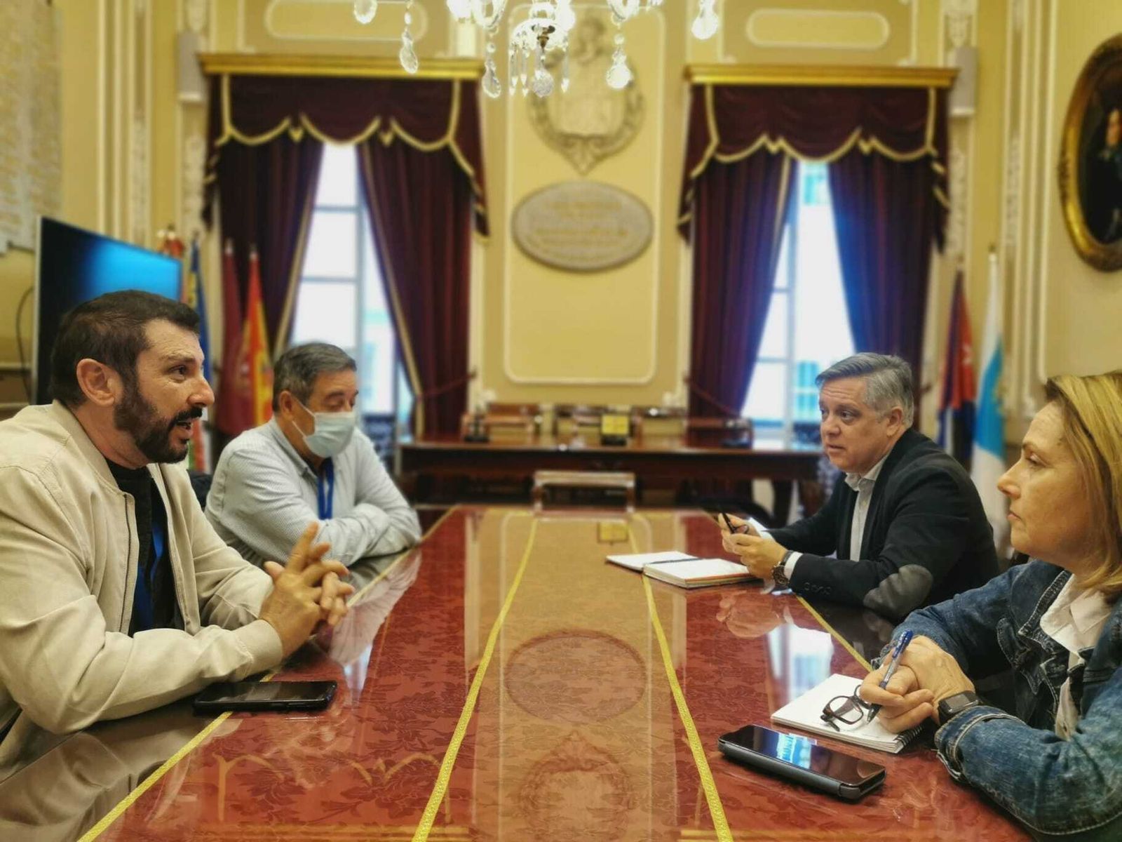 Los concejales del PSOE Óscar Torres y Lola Real se reúnen con los representantes de los monitores.