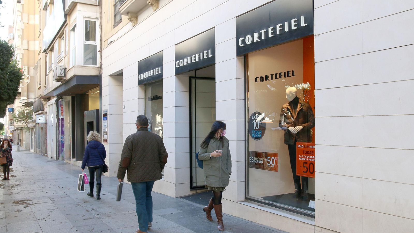 La tienda de Cortefiel dedicada a la moda de hombre en el Paseo de Almería
