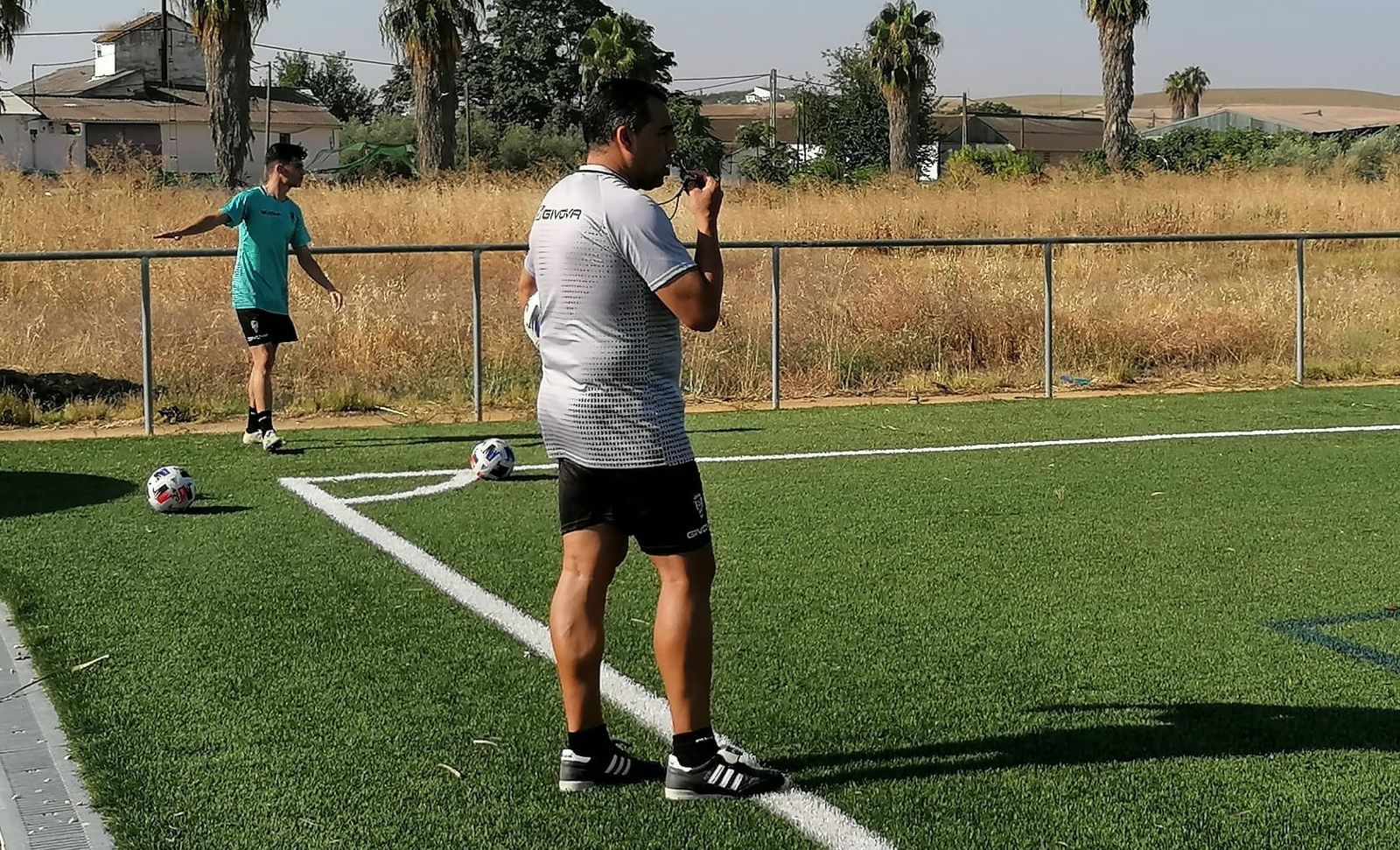 Luismi se dispone a sacar un saque de esquina ante la presencia de Germán Crespo.