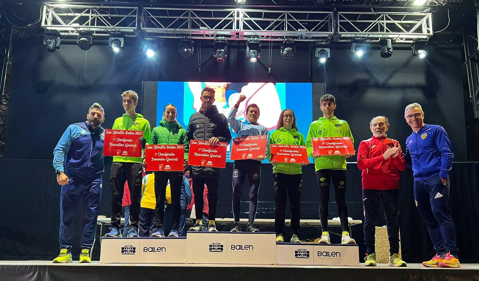 Foto de familia con los ganadores de la carrera bailenense.