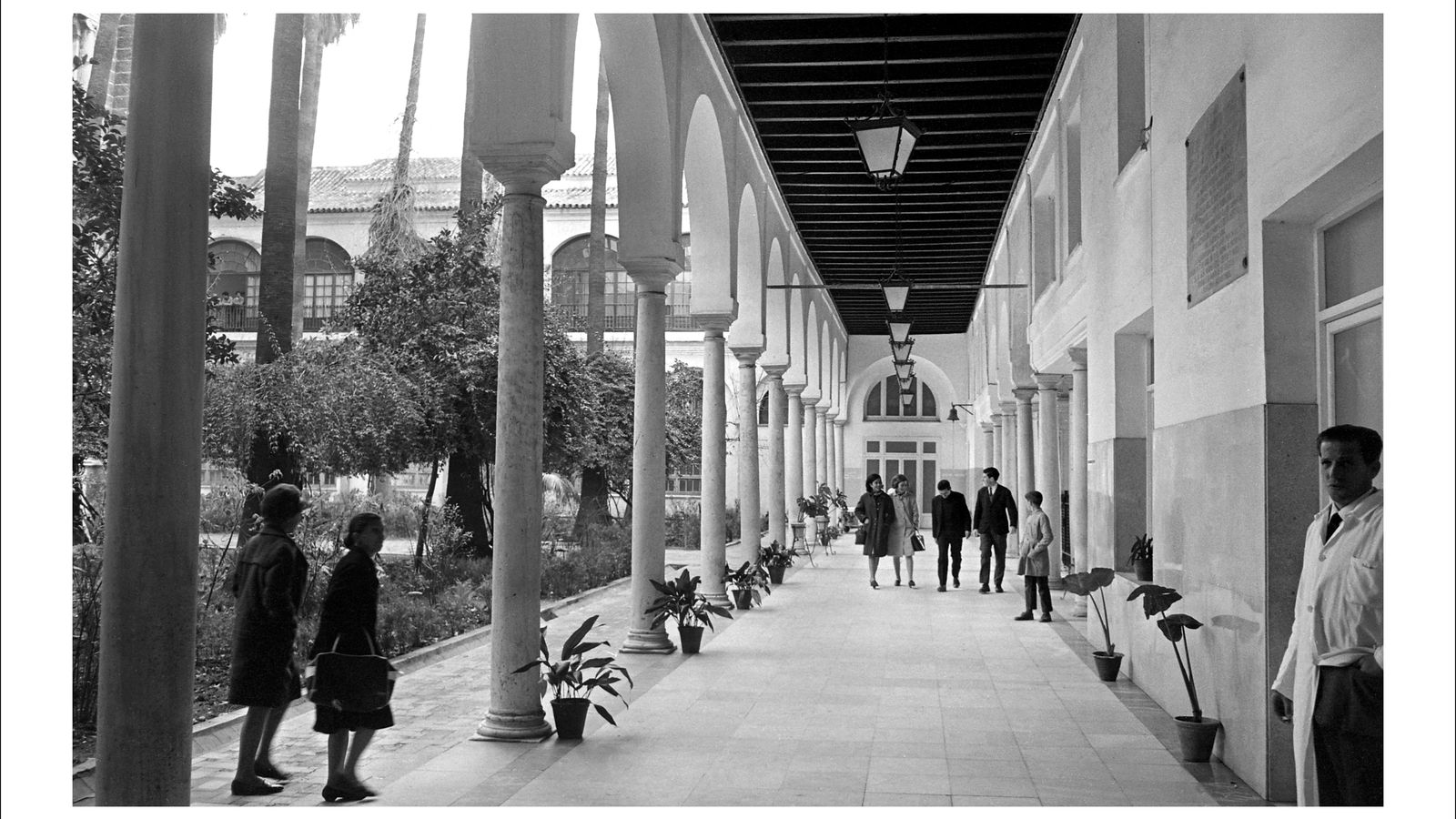 El hospital se caracterizaba por tener amplios patios interiores a los que comunicaban las habitaciones y despachos de médicos y profesores de la cátedra de Medicina que albergó el centro.