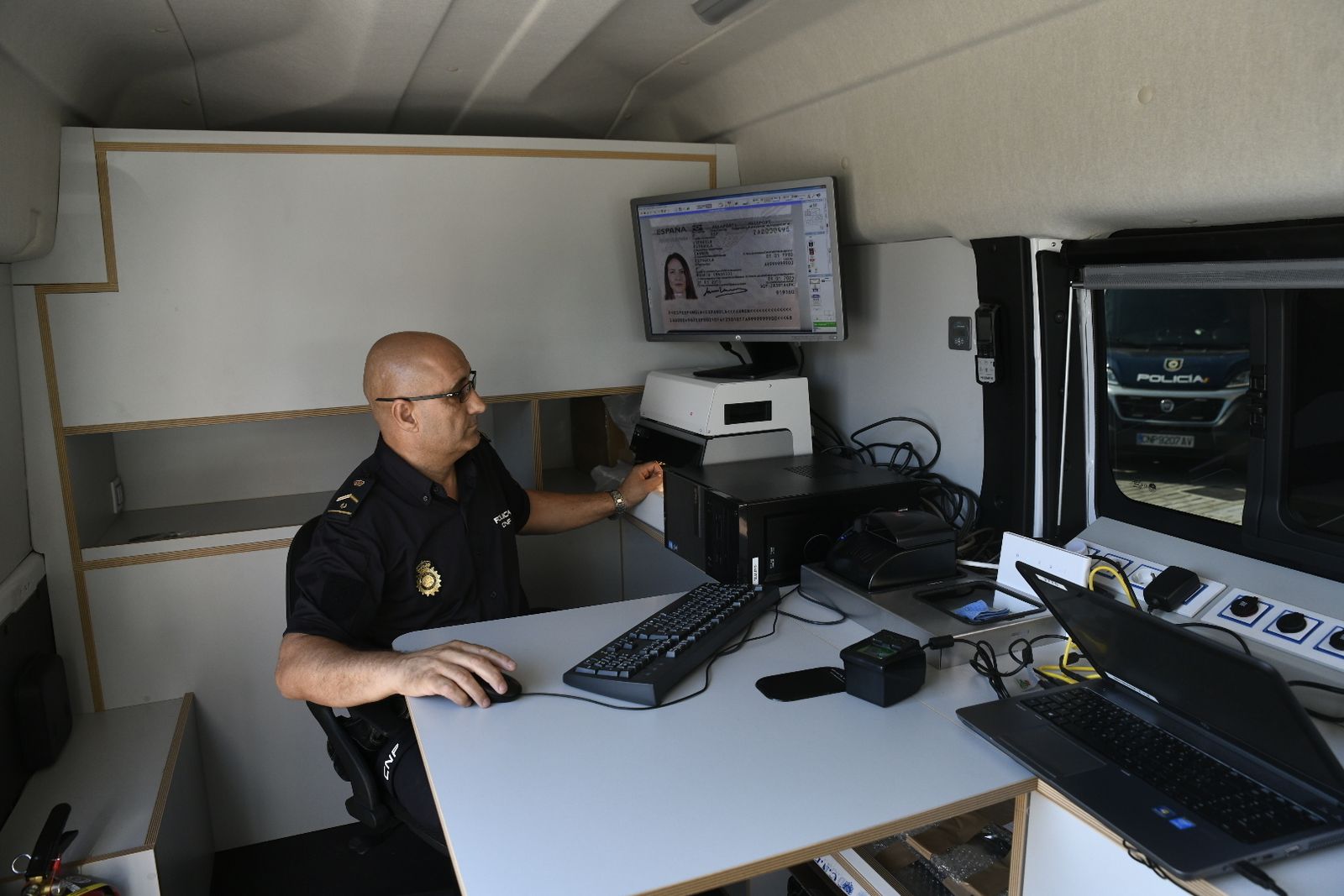 Un agente, en el interior de una de las nuevas furgonetas.