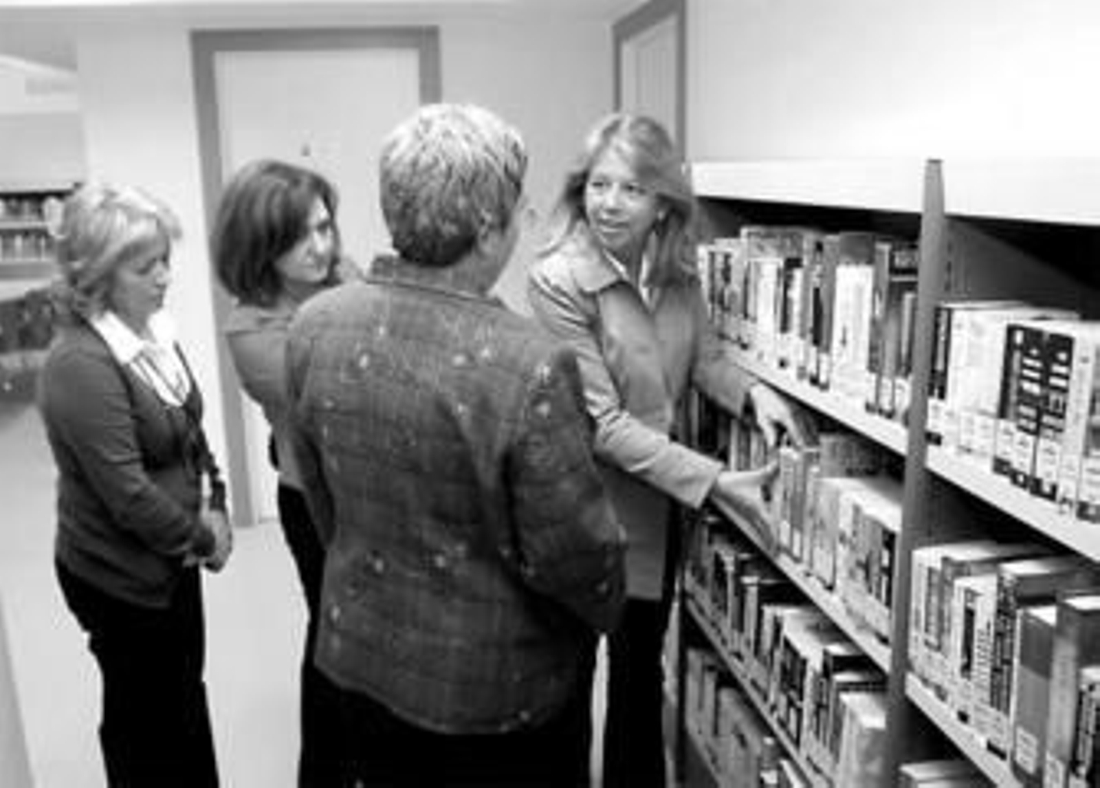 La alcaldesa de Marbella, ayer, en la biblioteca José Manuel Vallés del barrio Divina Pastora. La alcaldesa de Marbella, ayer, en la biblioteca José Manuel Vallés del barrio Divina Pastora.