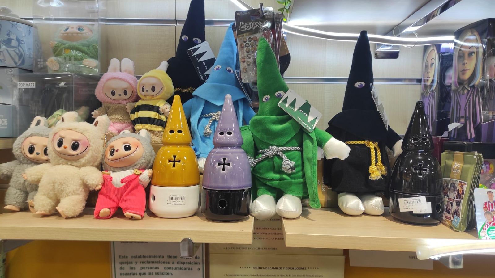 Una de las novedades de este año son los peluches de nazarenos en varios colores.