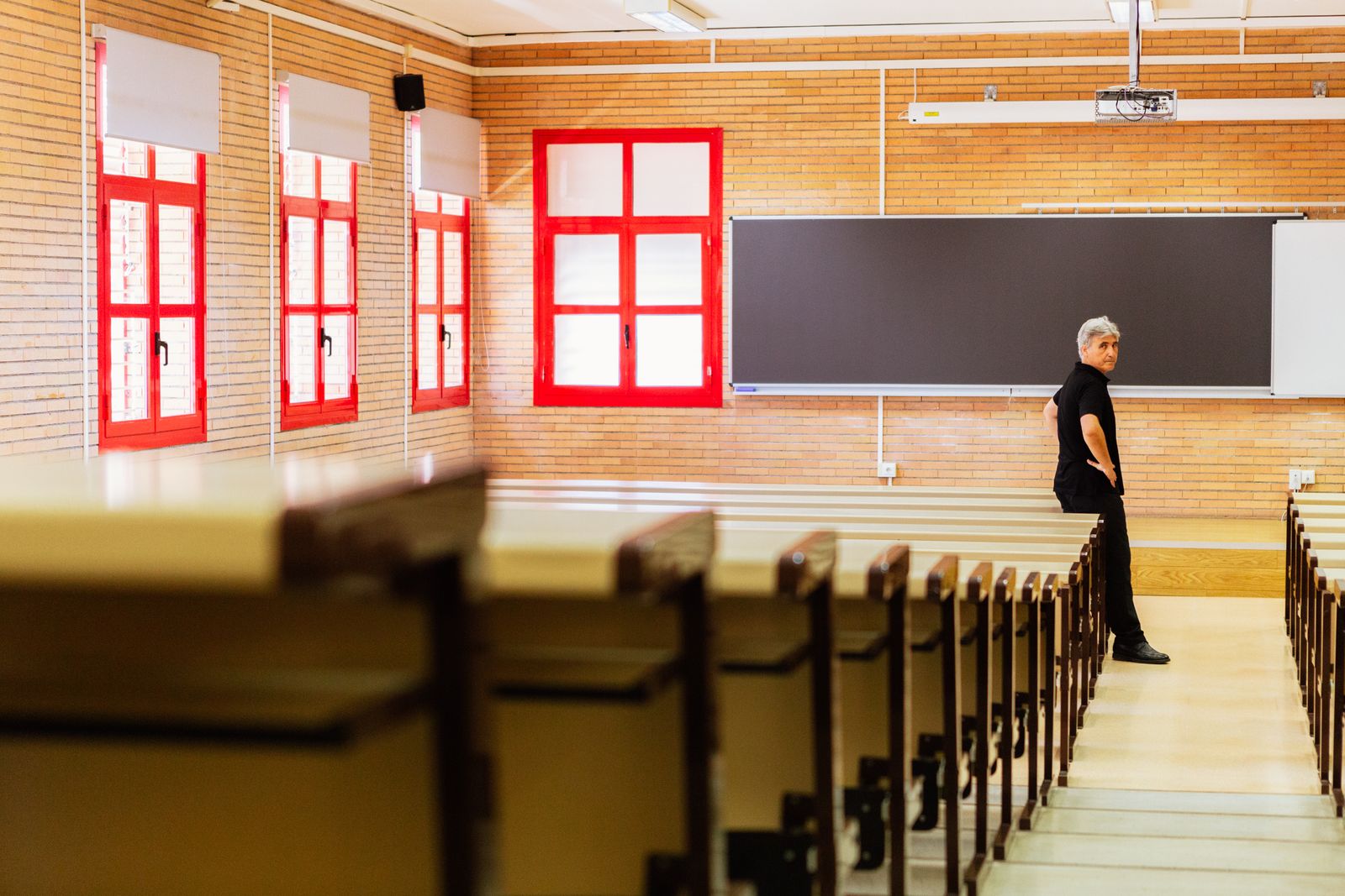 José Ángel Aznar dentro de un aula.