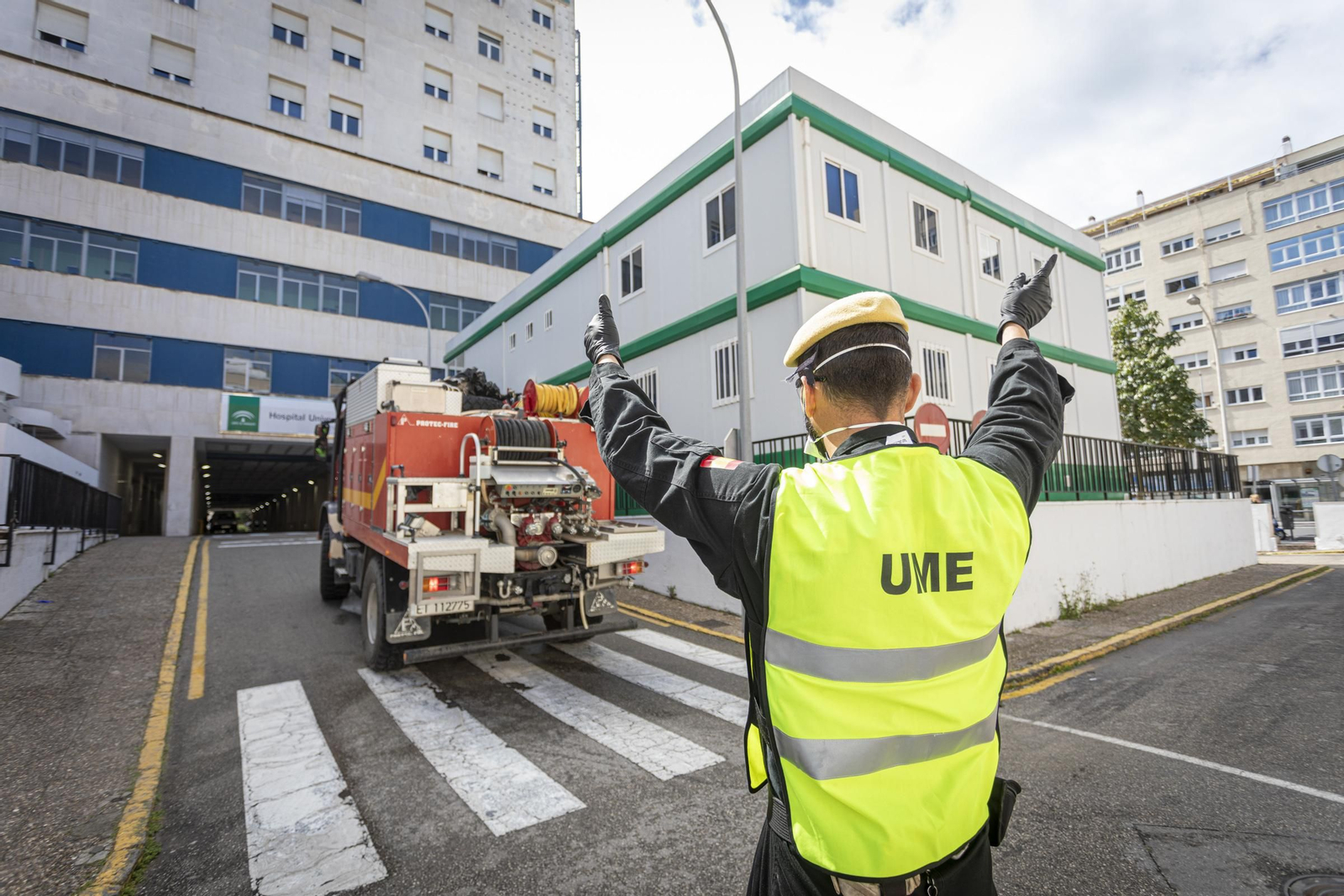 La UME desinfecta el hospital Puerta del Mar