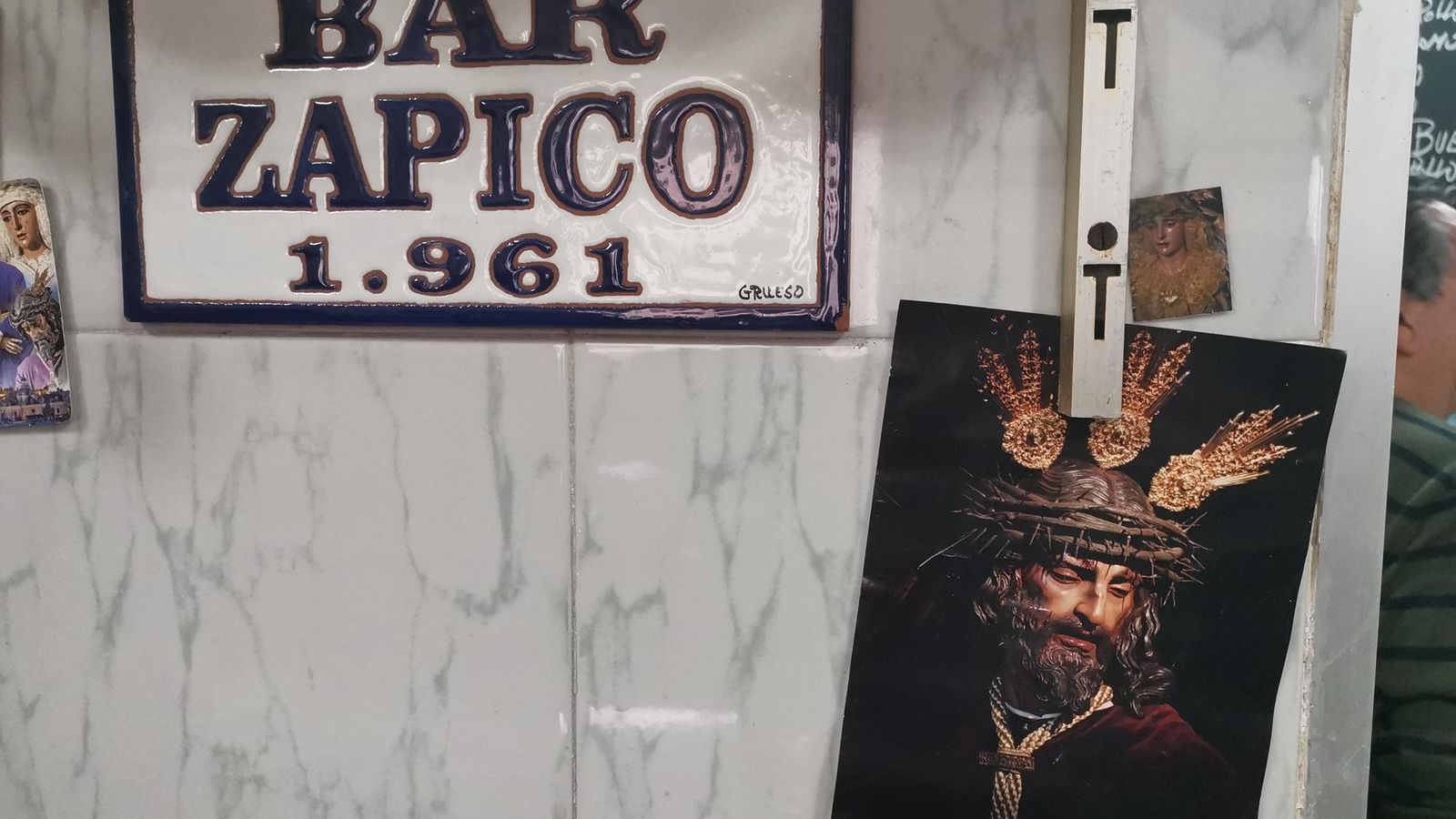 Estampas de la Hermandad del Cerro en un bar del barrio
