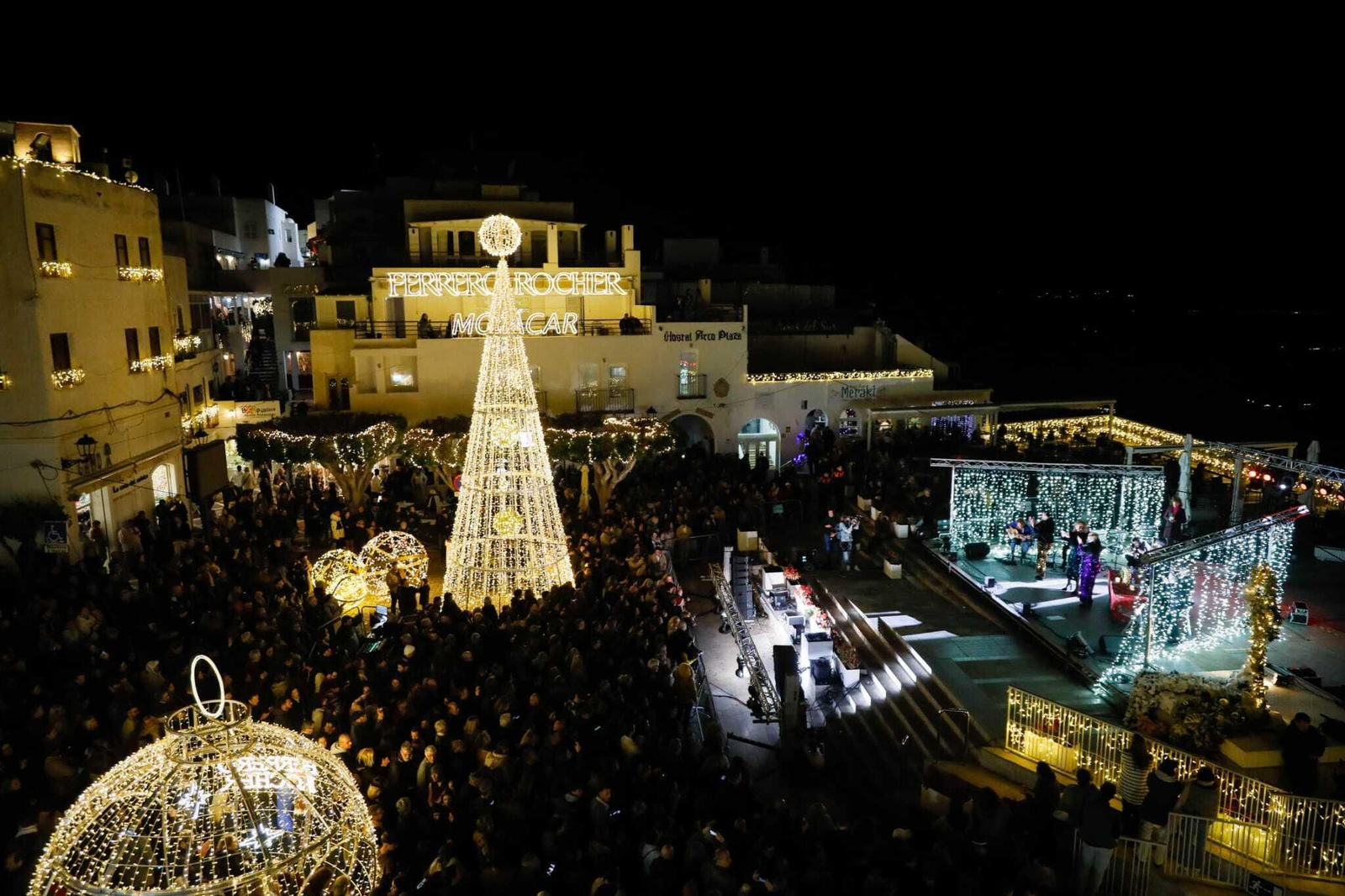 Las mejores imágenes de la iluminación navideña de Mojácar con las luces de Ferrero Rocher