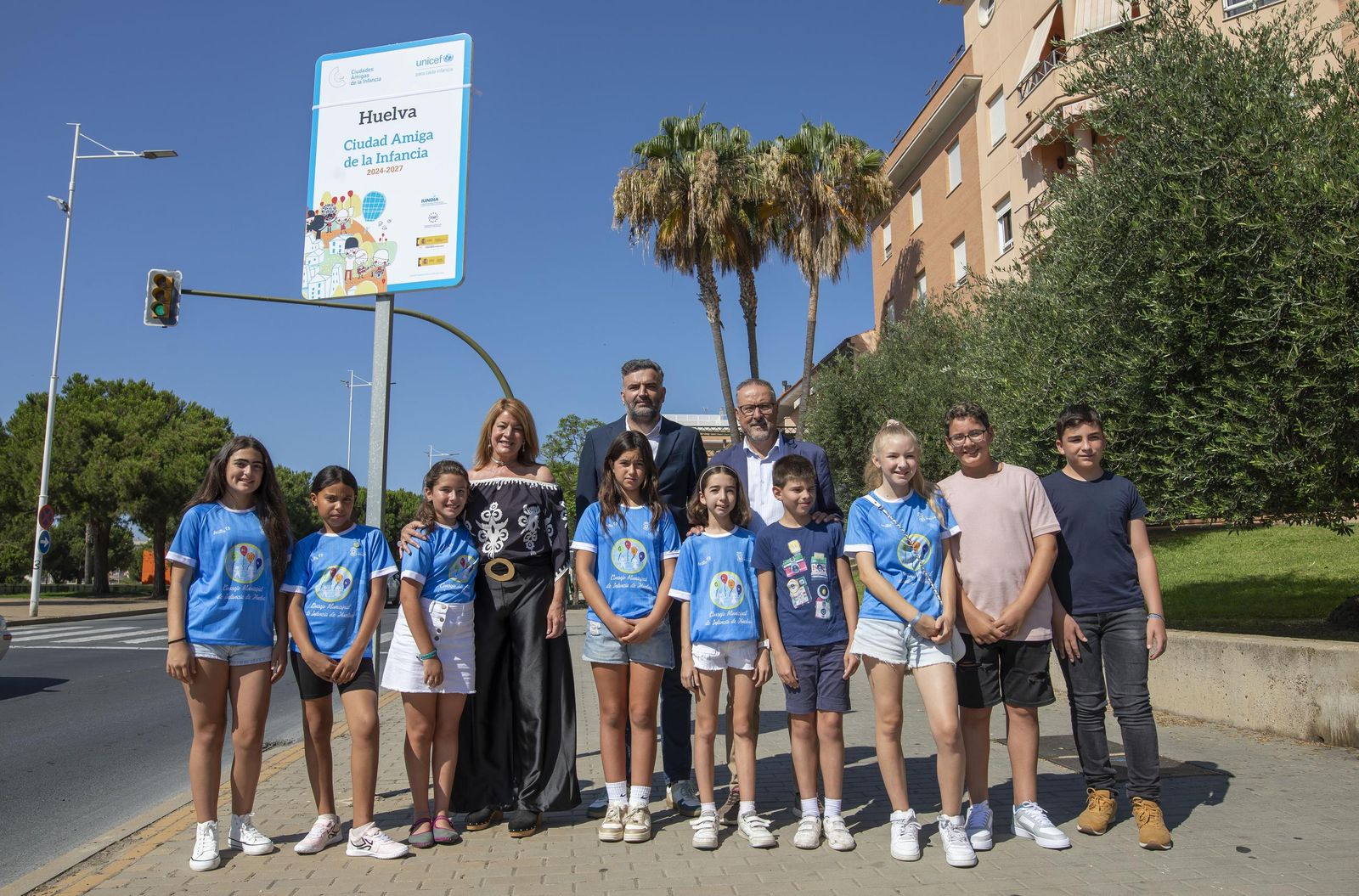 Acto por el que se ha descubierto el cartel acreditativo con el que la capital onubense revalida su reconocimiento como 'Ciudad Amiga de la Infancia'