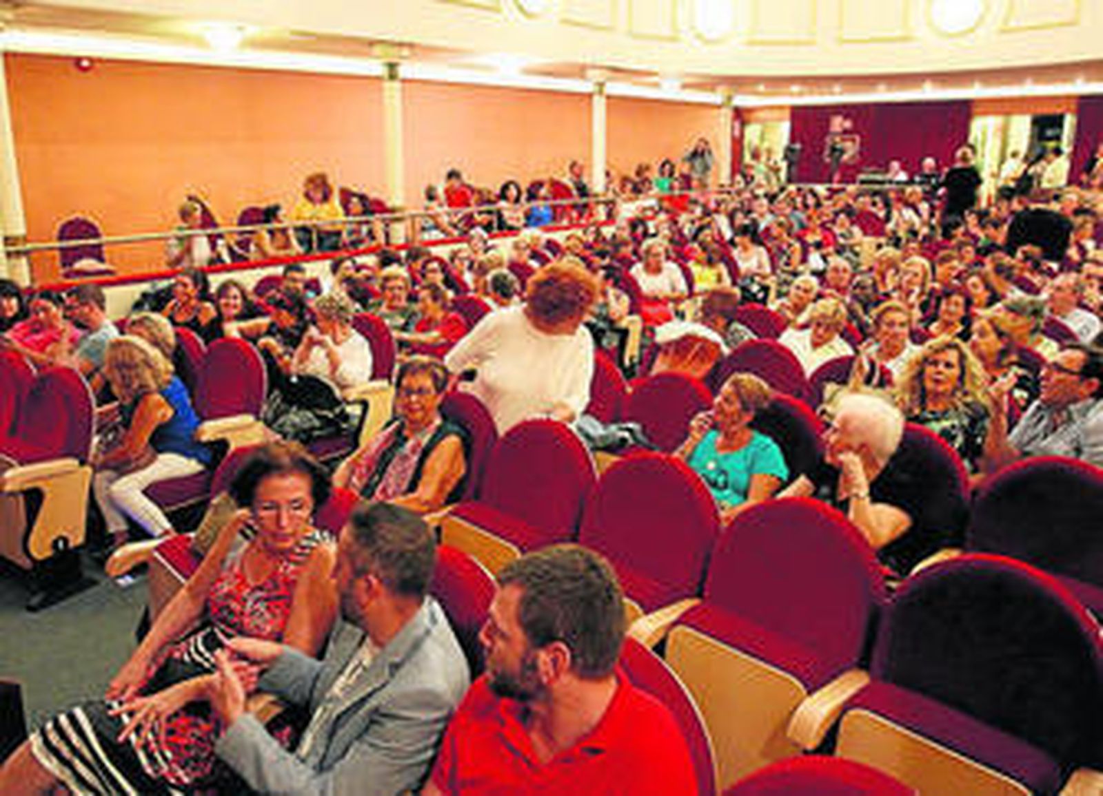 Patio de butacas del Teatro Apolo repleto de público.