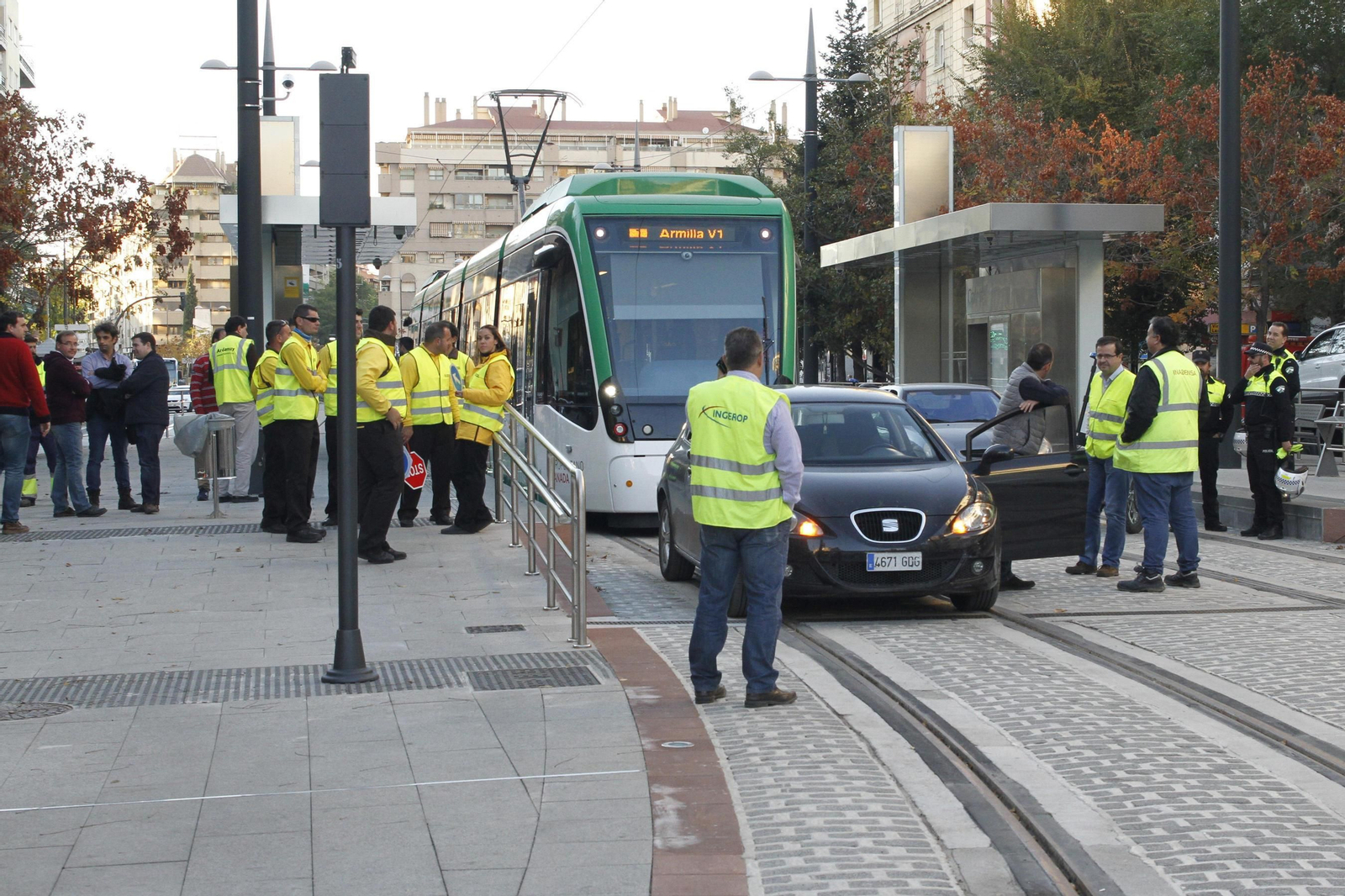 Una de las unidades del Metro hace escala en la parada de La Caleta antes de continuar su ruta sobre la plataforma reservada.