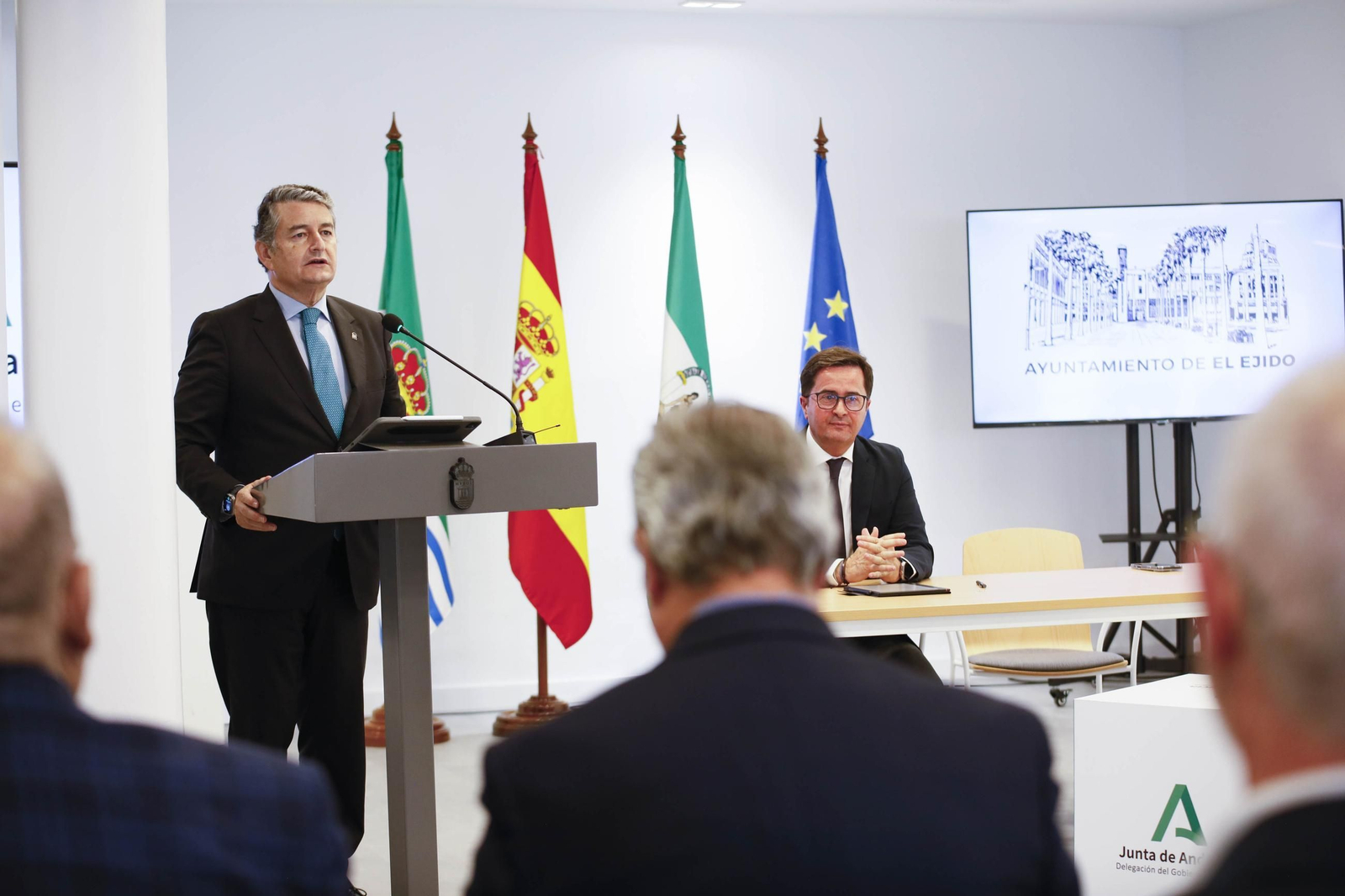 El consejero Antonio Sanz y el alcalde ejidense Francisco Góngora, firman un convenio para la creación de un Centro de Emprendimiento Digital, en imágenes