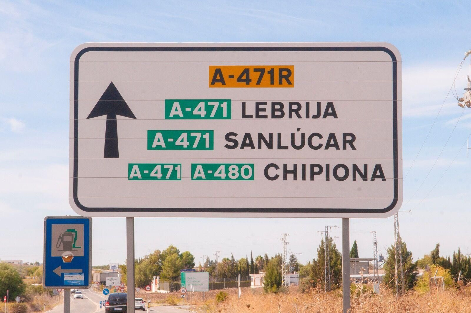 Señal de dirección a la A-471 para Lebrija, Sanlúcar y Chipiona.