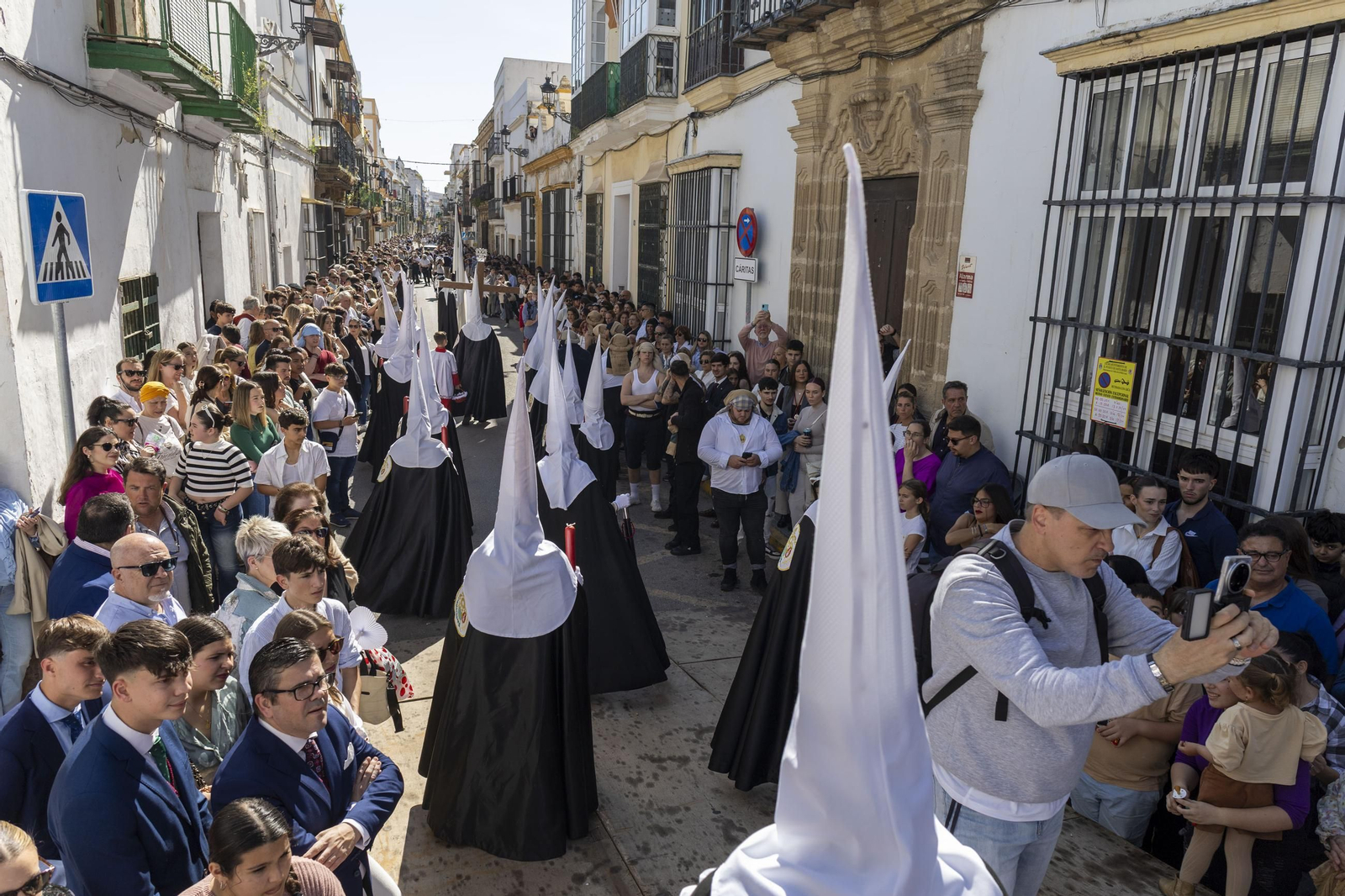 Imágenes de la salida de Flagelación en la Semana Santa de El Puerto 2025