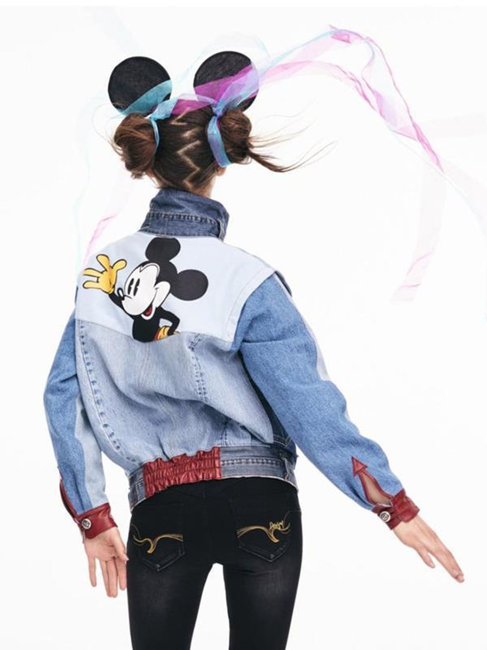 Chaqueta vaquera con Mickey Mouse en la espalda.