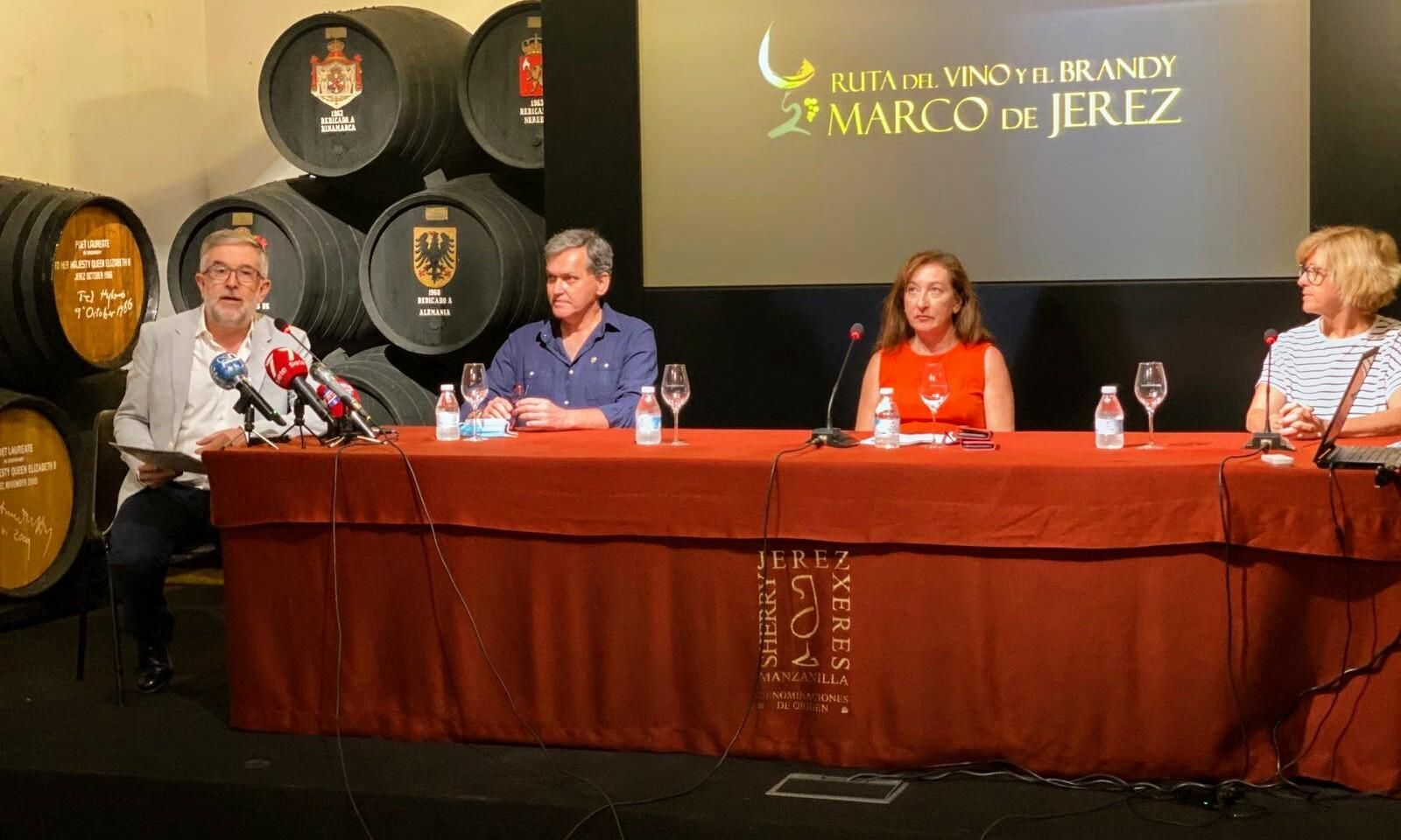 El concejal de Turismo de Sanlúcar, Javier Gómez Porrúa, en la presentación de la nueva guía enogastronómica del Marco de Jerez.