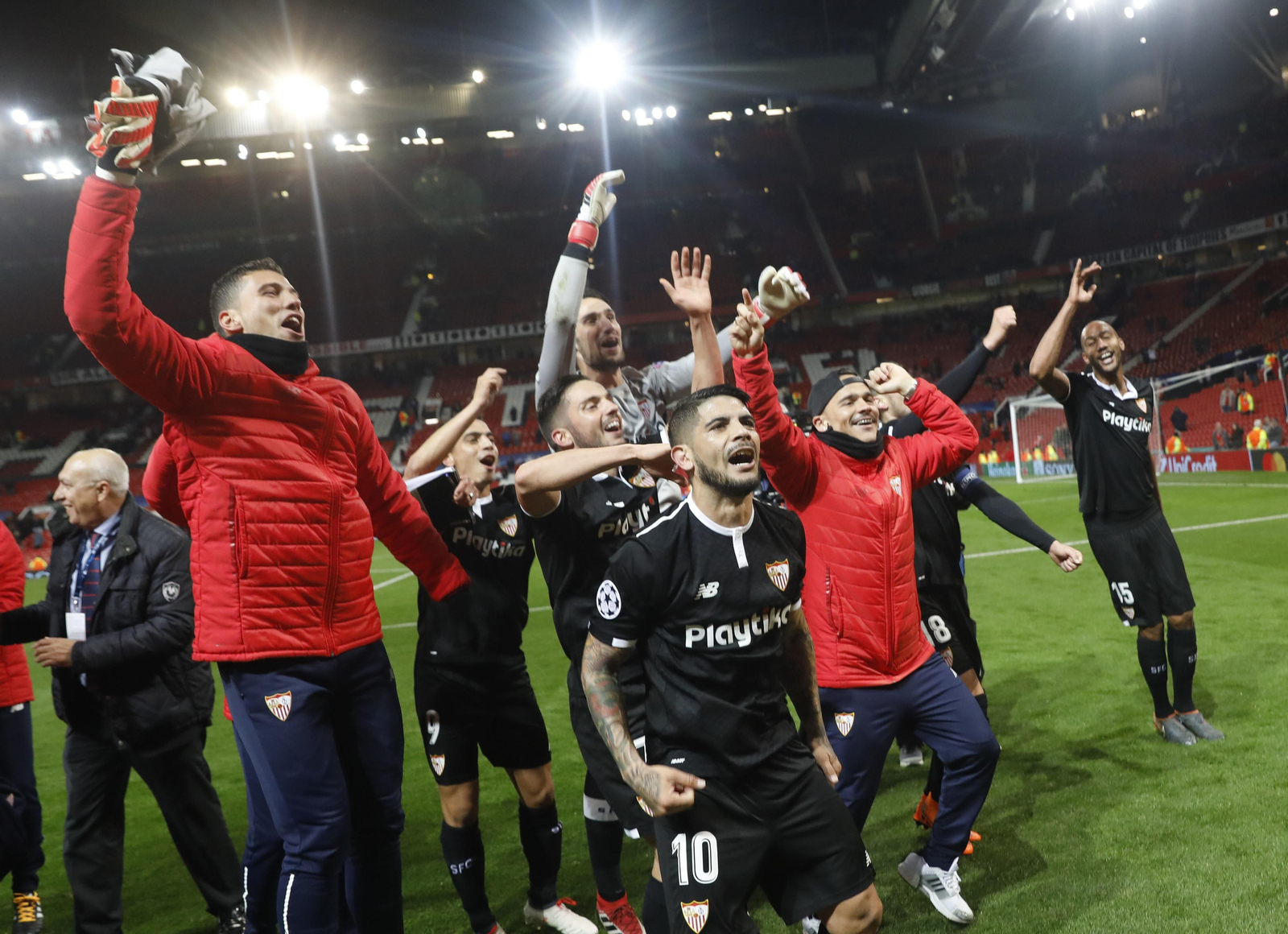 Euforia entre los jugadores del Sevilla tras su gesta.