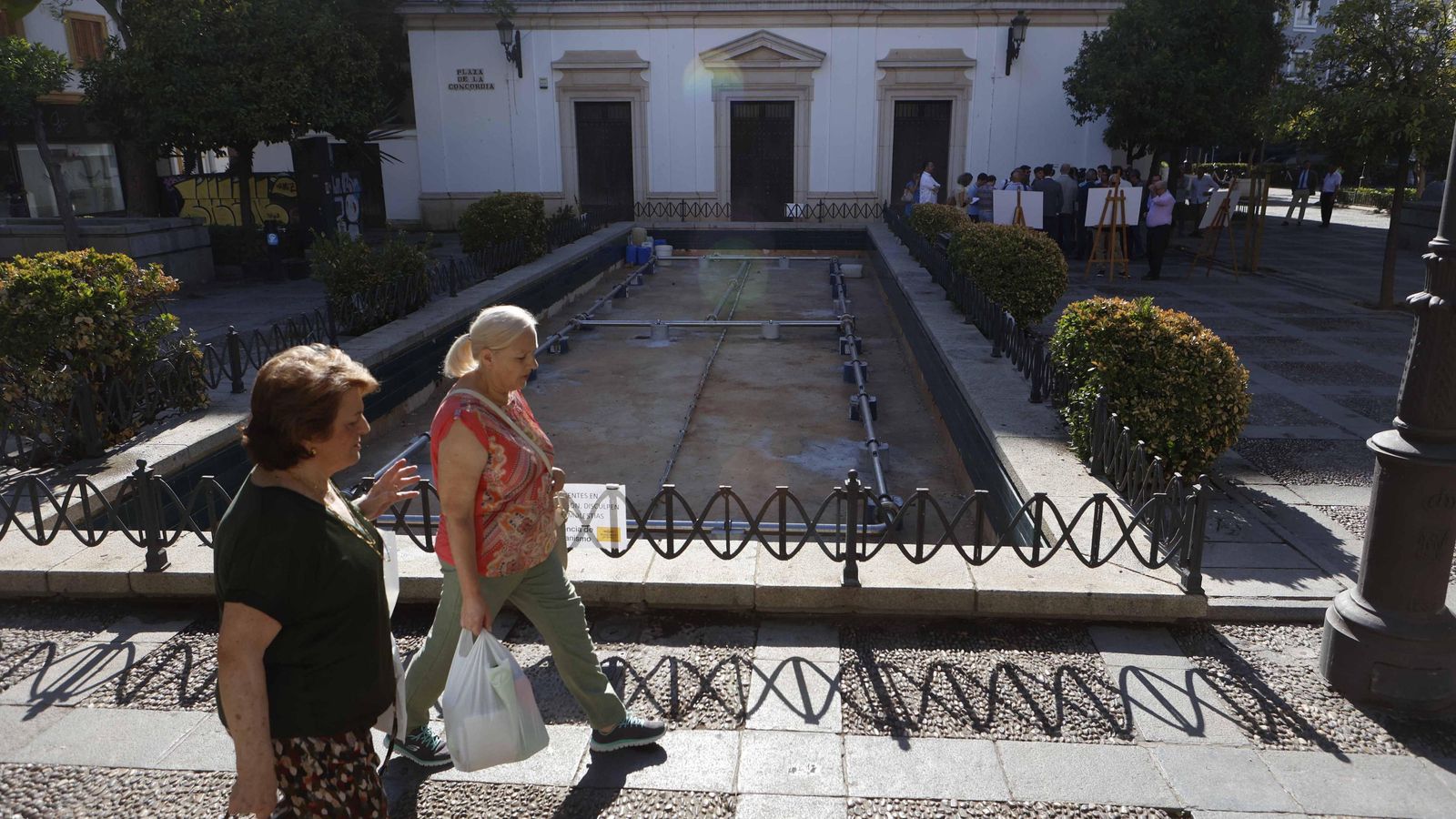 La fuente y la antigua iglesia de San Hermenegildo, al fondo.