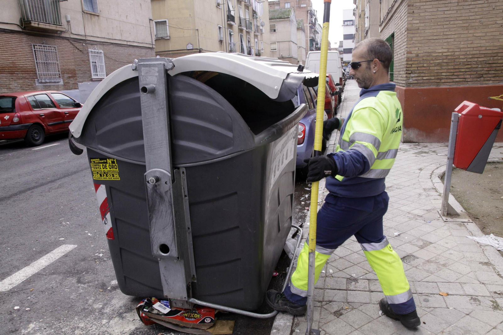 Imagen de archivo de un operario de Inagra recogiendo basura de un contenedor.