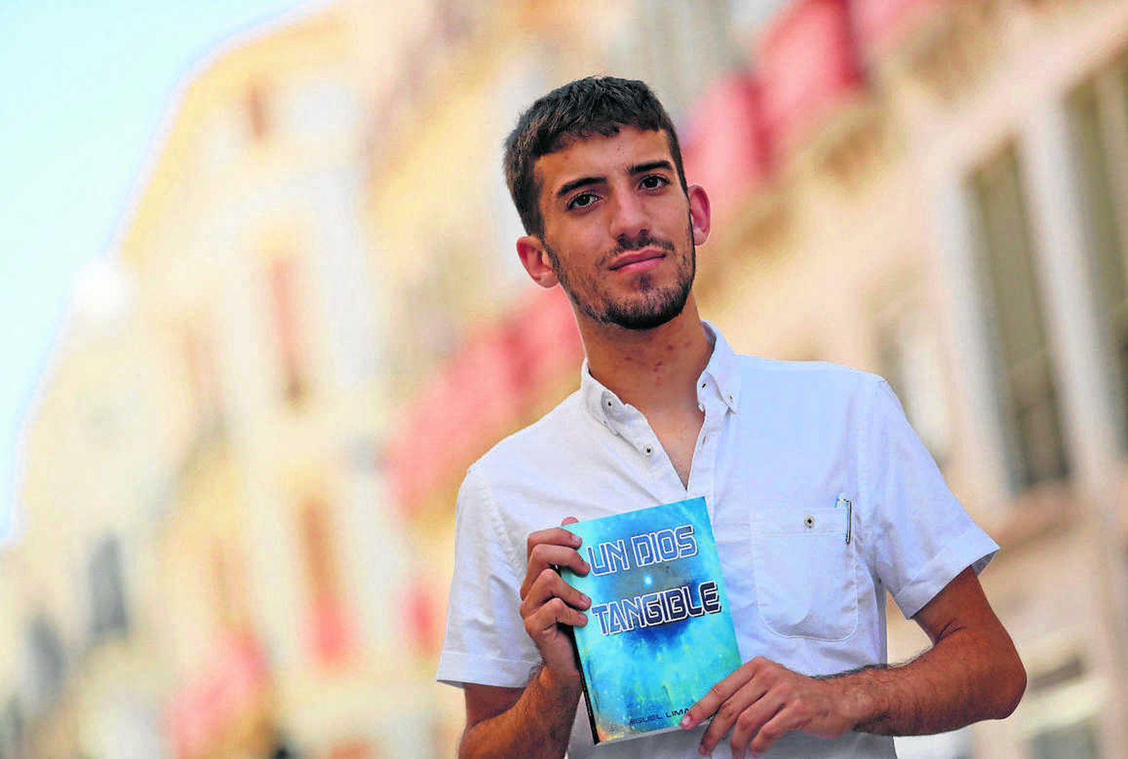 Miguel Lima Gómez con su primera novela, 'Un dios tangible'.