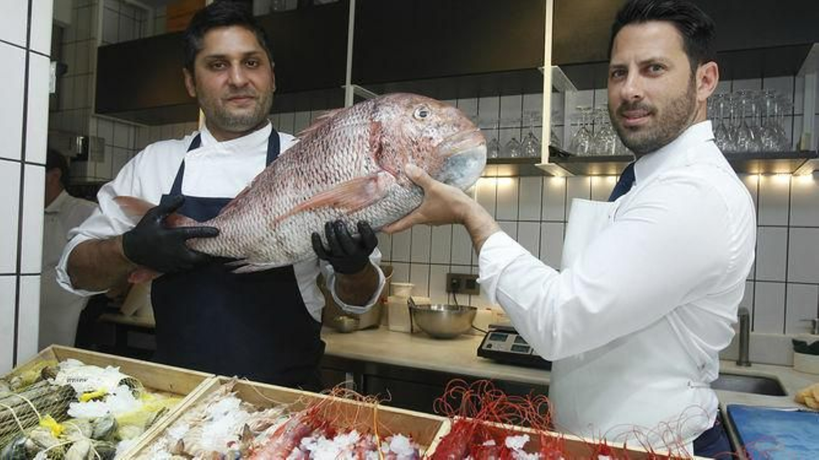 Juan Luis Fernández, (a la derecha), en la cocina de Cañabota.
