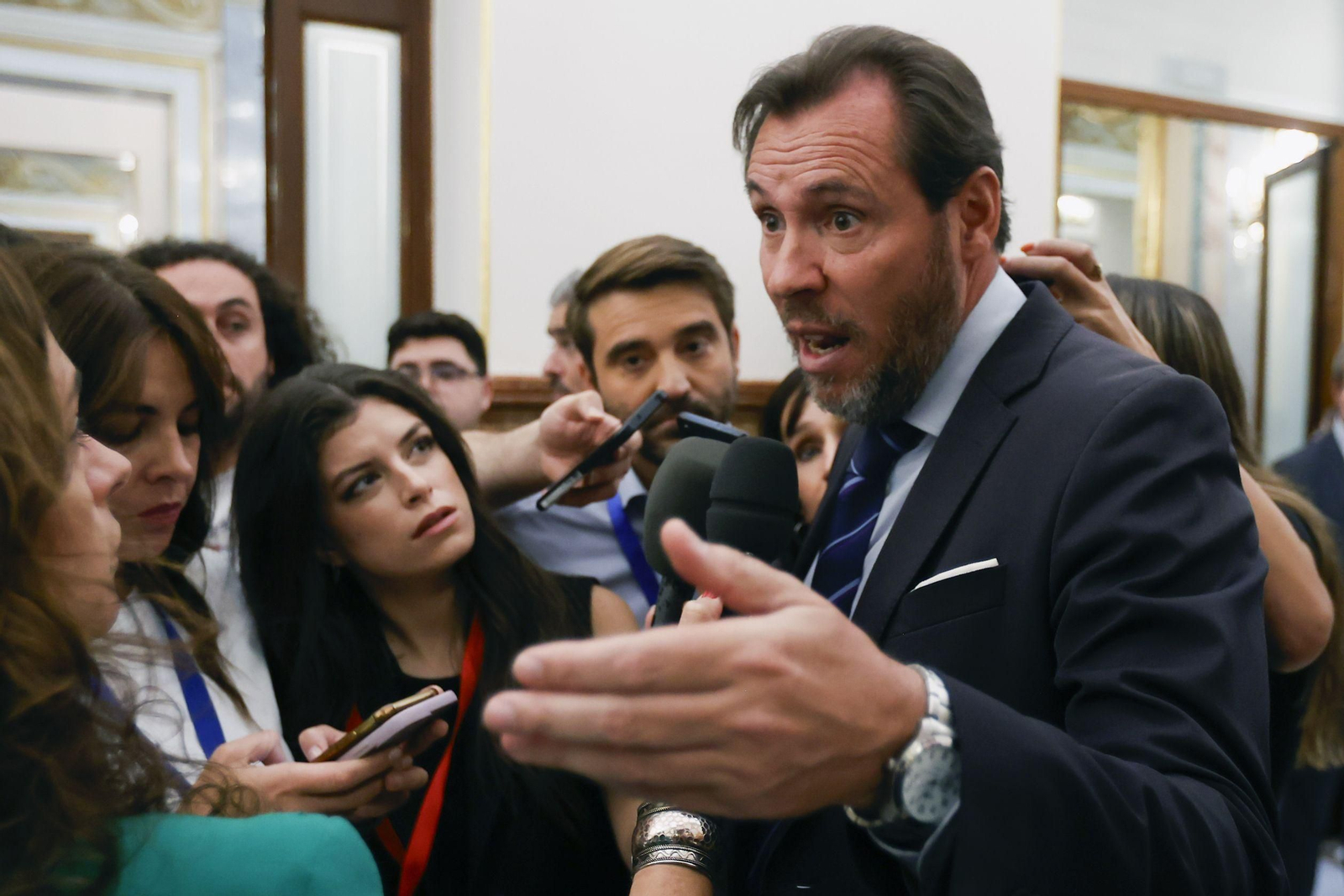 Óscar Puente, en los pasillos del Congreso de los Diputados.